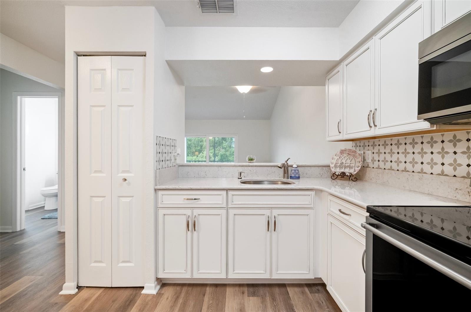Image 5 of 24 For 4925 Myrtle Oak Drive 22
