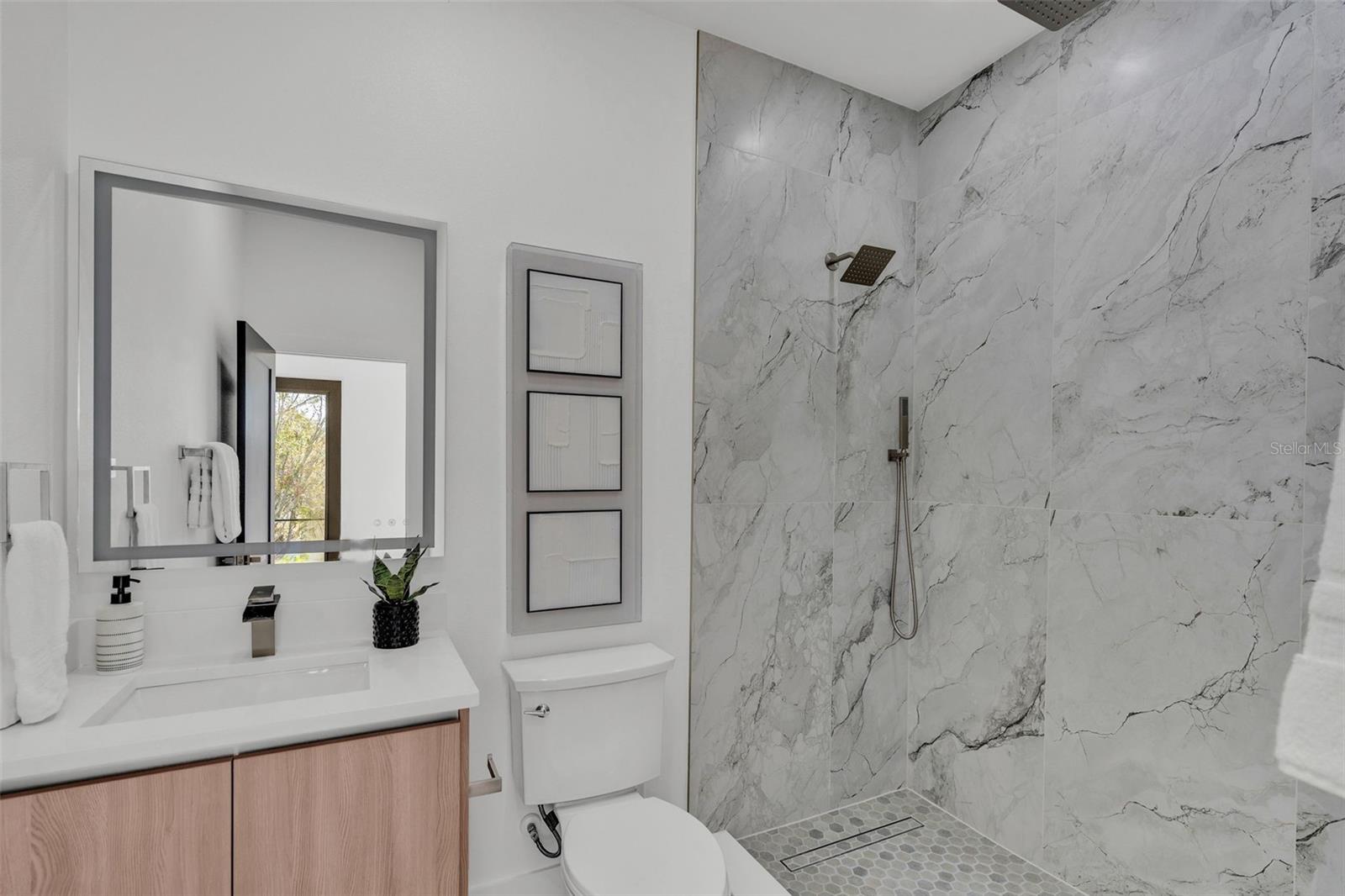 Listing photo id 14 for 3175 10th Avenue N