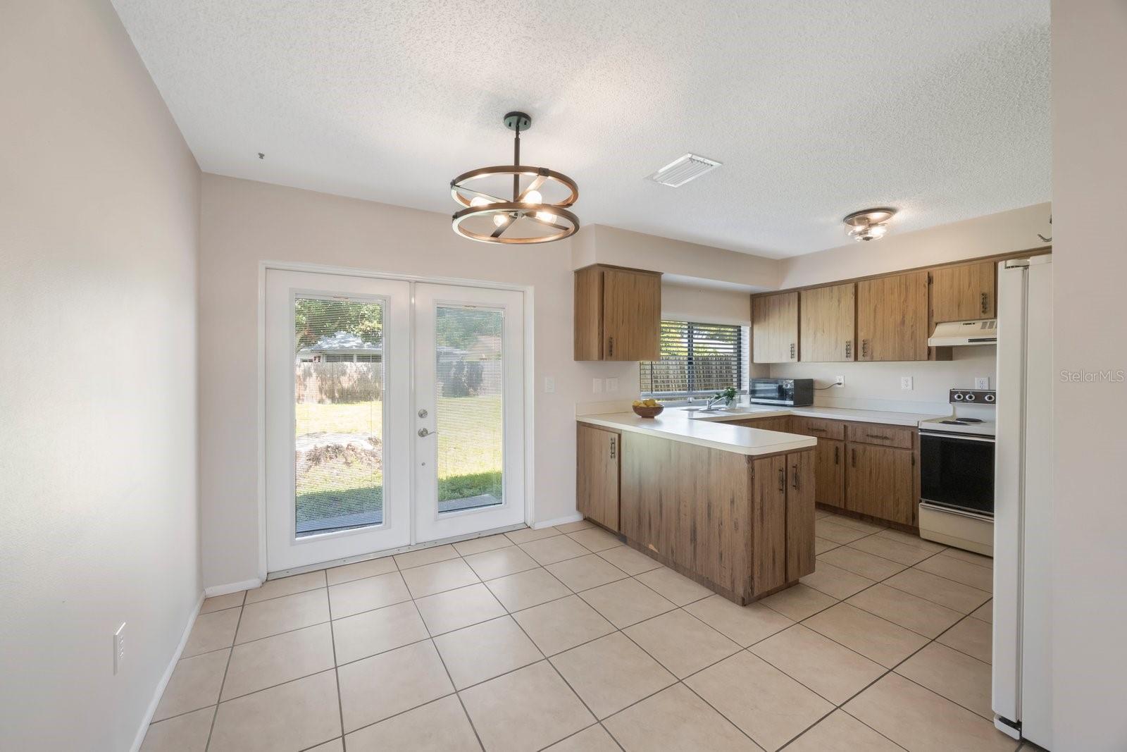 Listing photo id 8 for 1722 Groveleaf Avenue