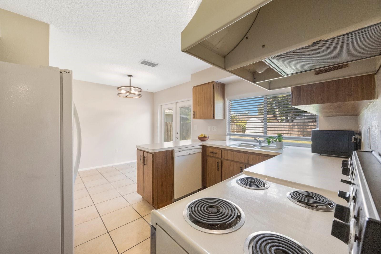 Listing photo id 9 for 1722 Groveleaf Avenue