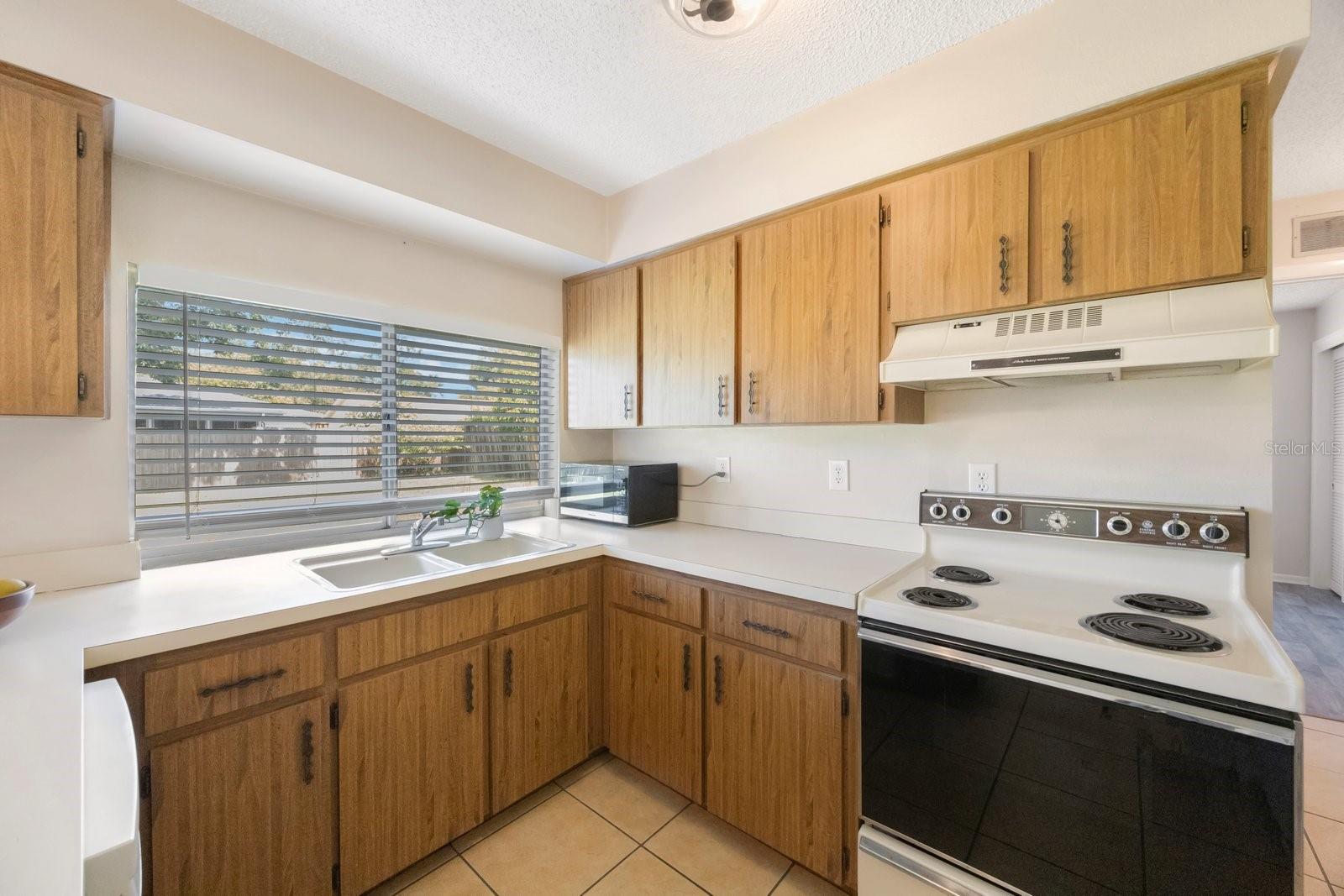 Listing photo id 12 for 1722 Groveleaf Avenue