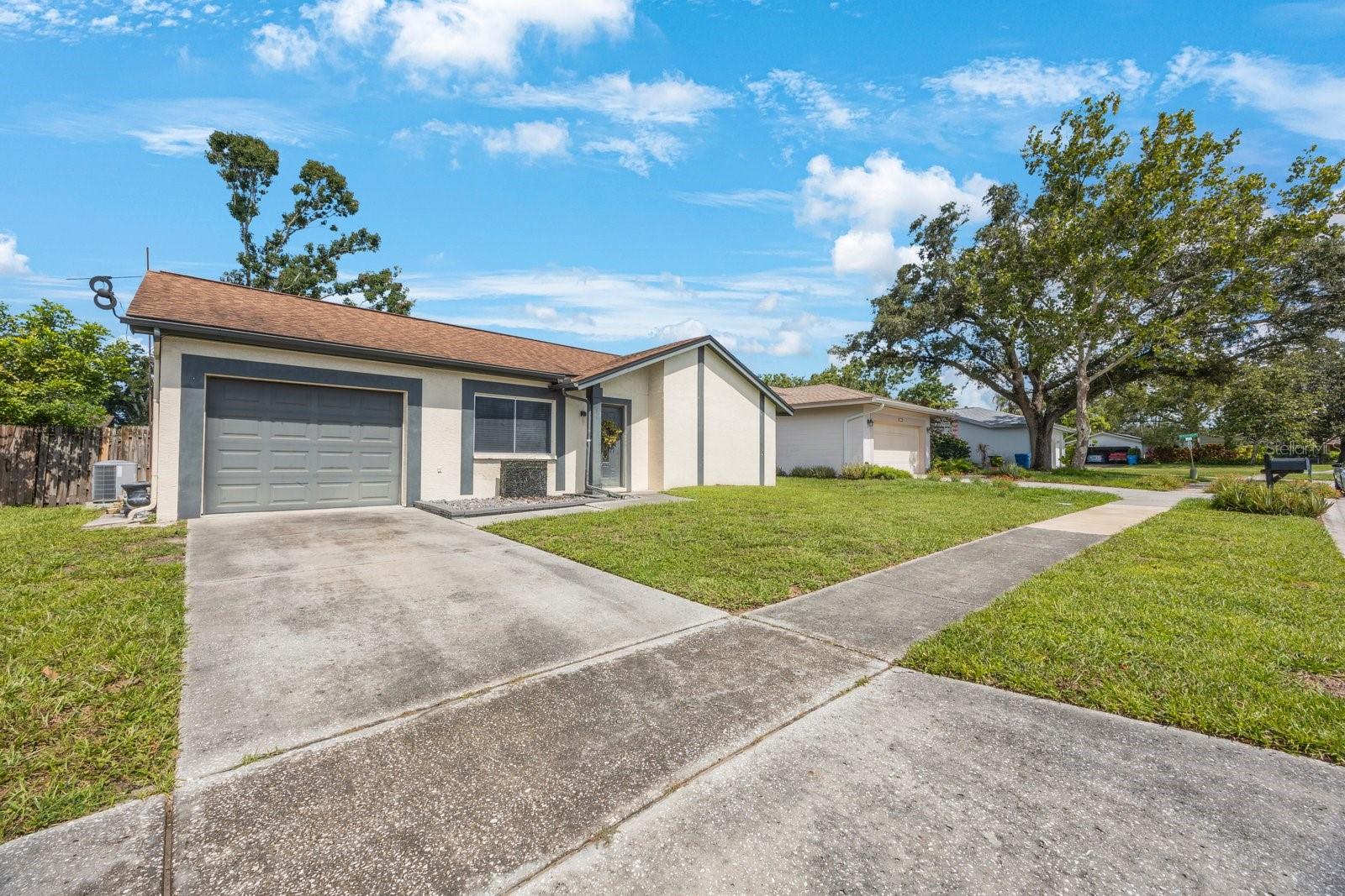 Listing photo id 0 for 1722 Groveleaf Avenue