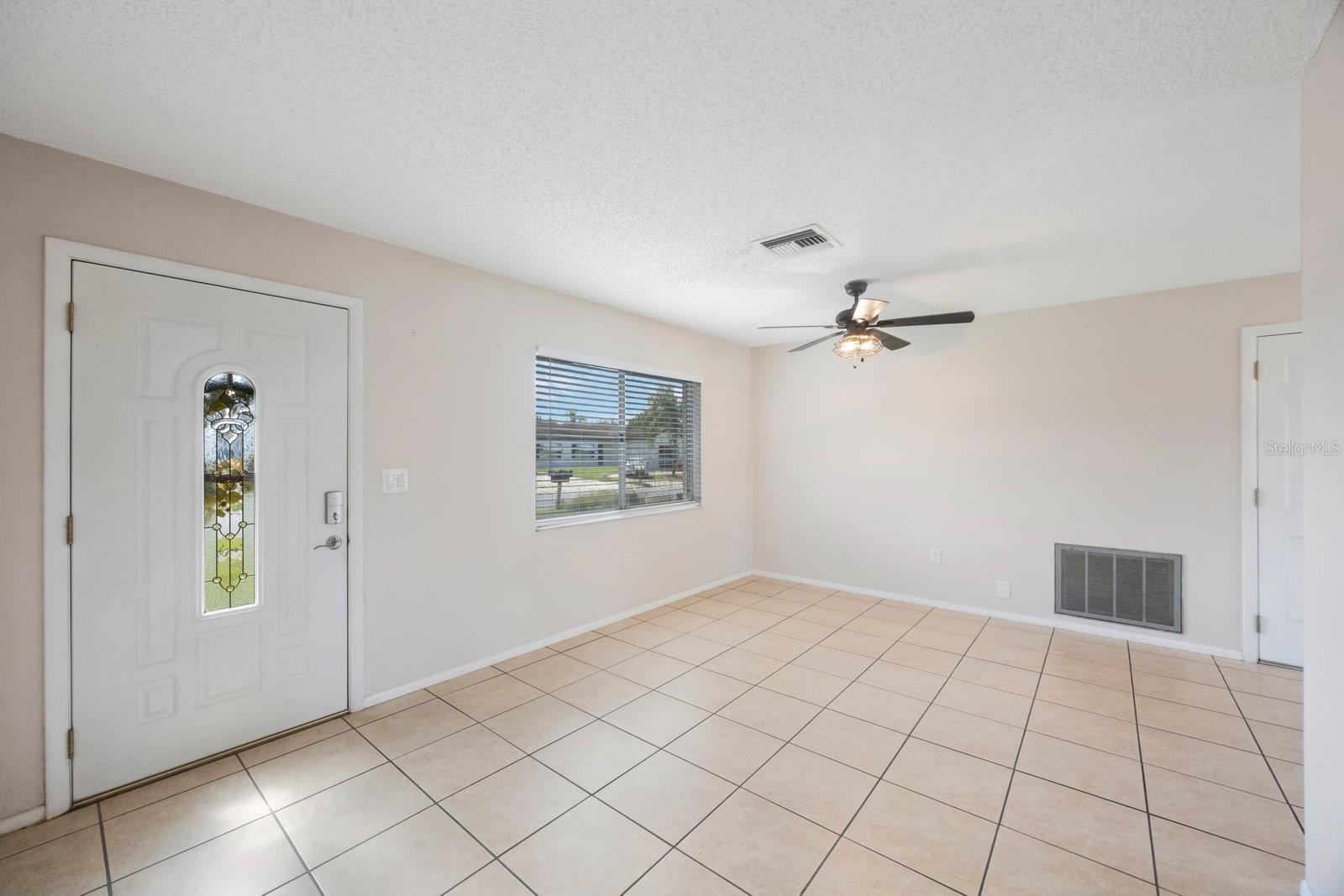 Listing photo id 2 for 1722 Groveleaf Avenue