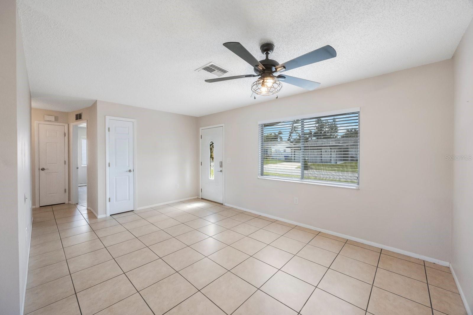 Listing photo id 3 for 1722 Groveleaf Avenue