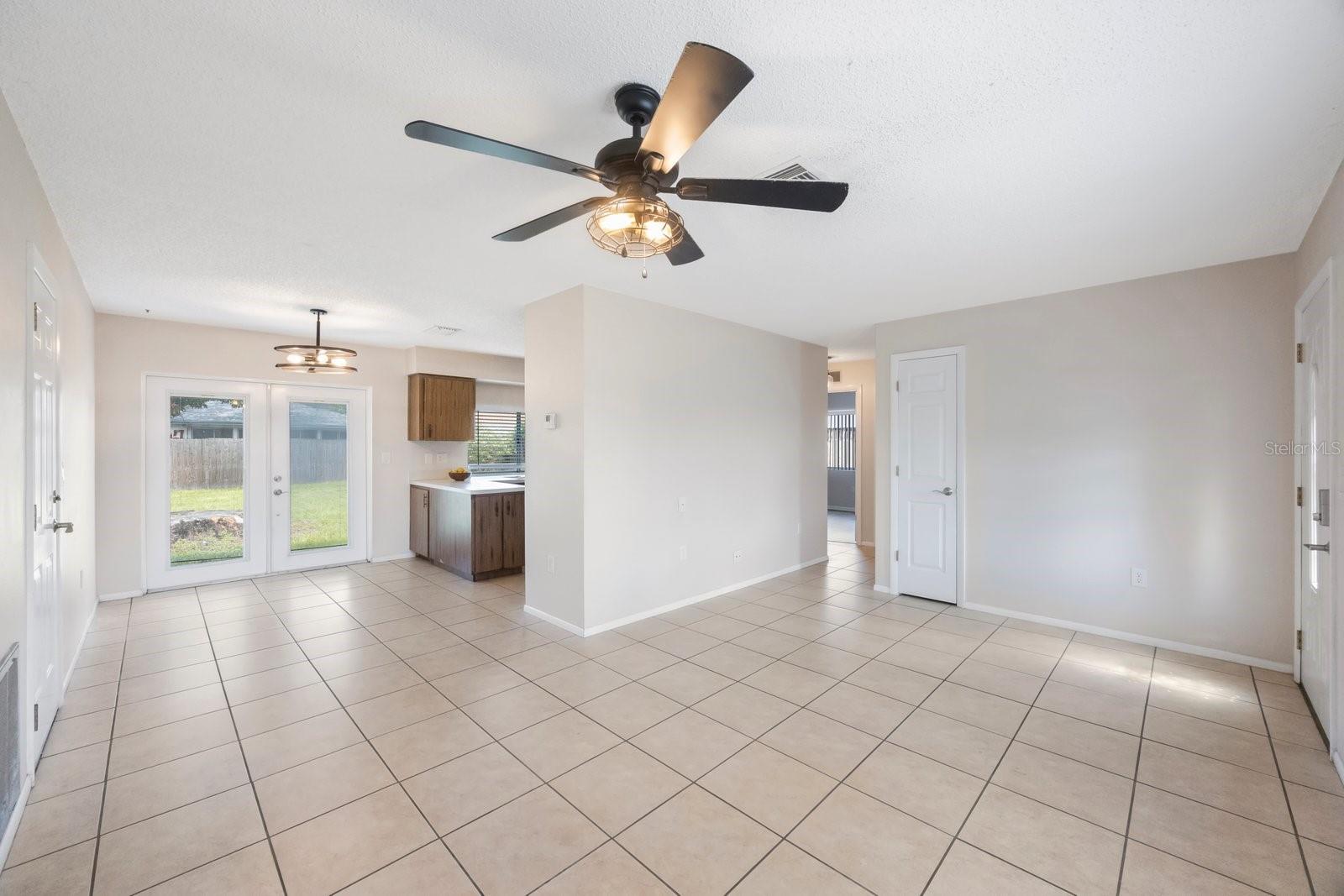 Listing photo id 4 for 1722 Groveleaf Avenue