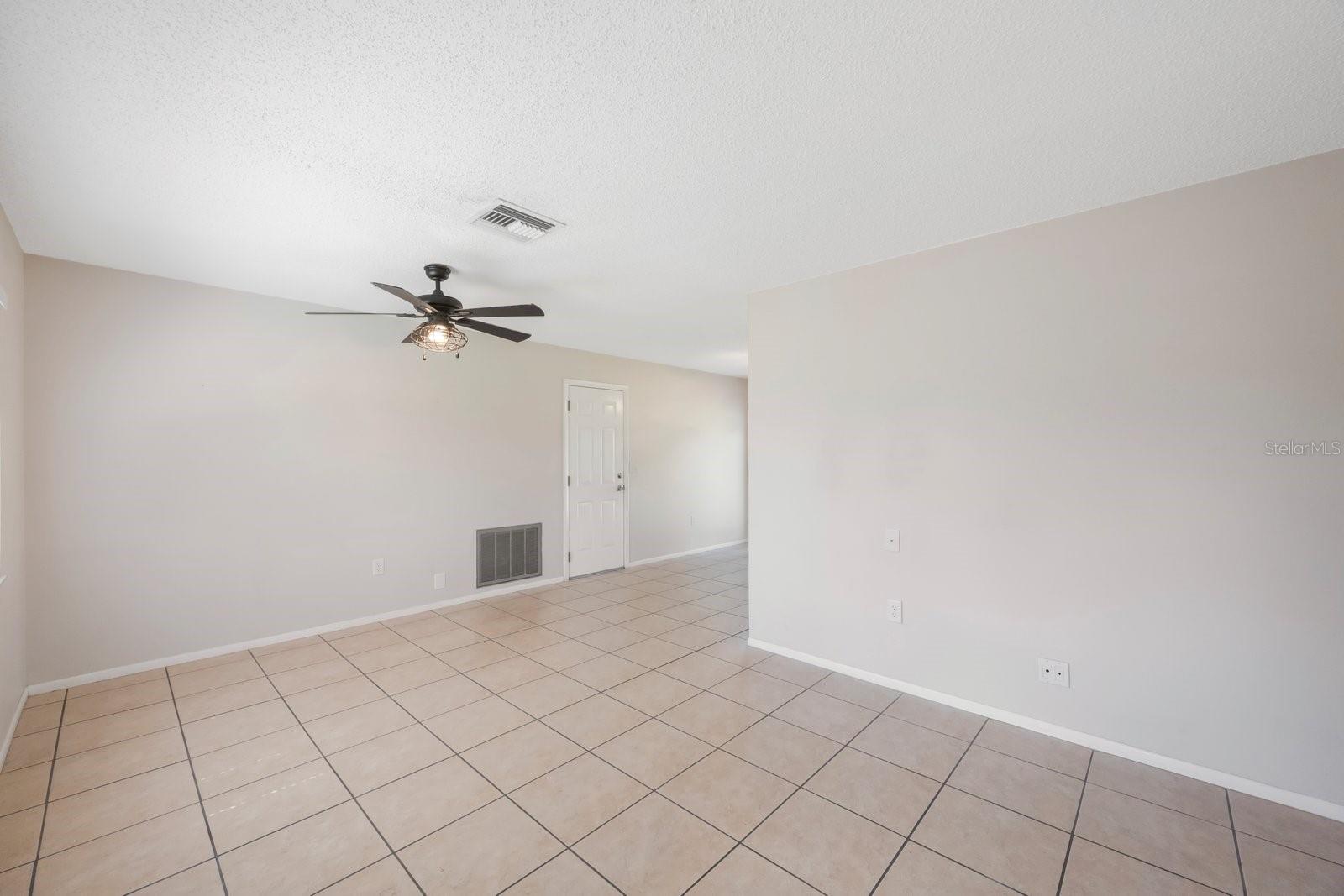 Listing photo id 5 for 1722 Groveleaf Avenue