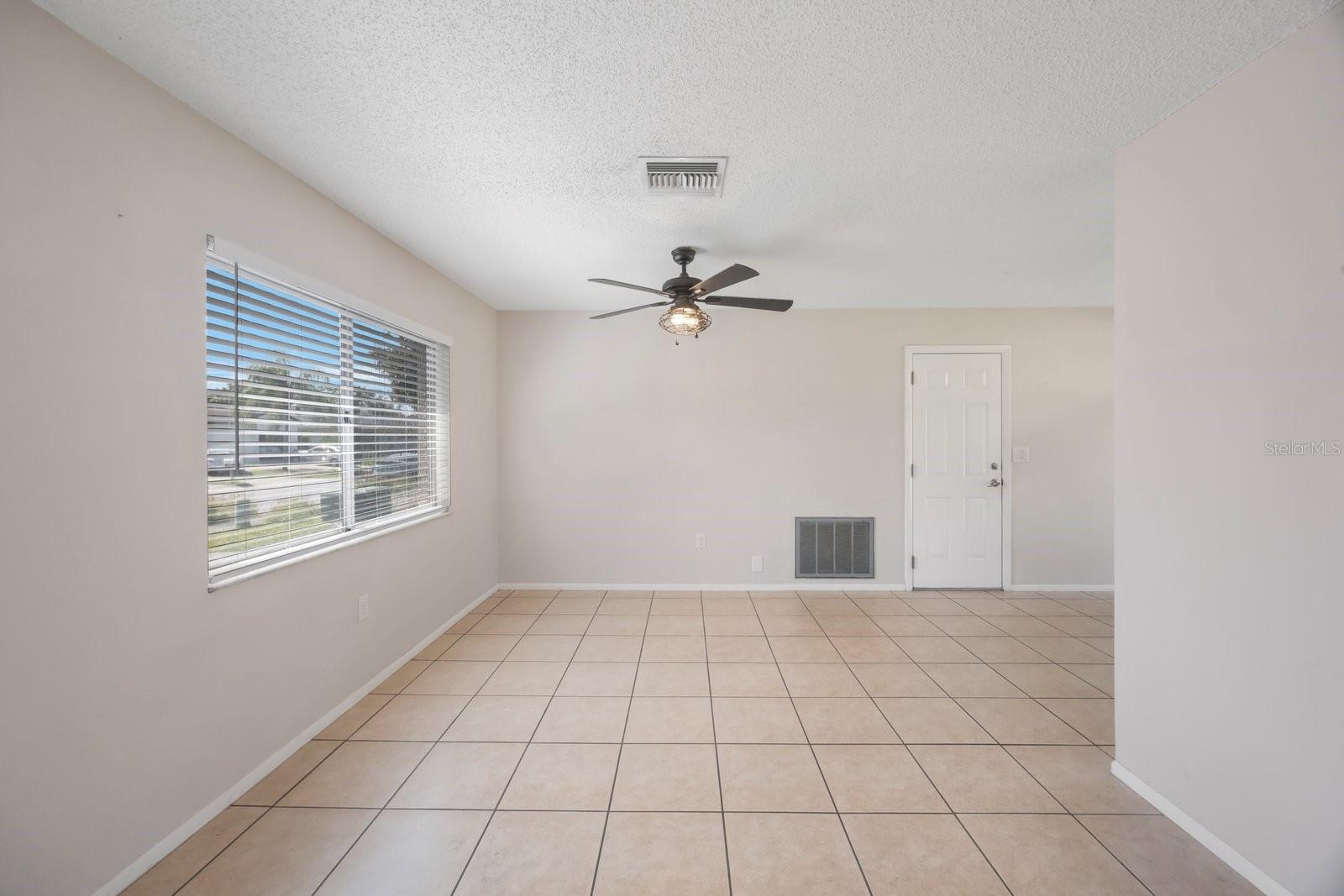 Listing photo id 6 for 1722 Groveleaf Avenue