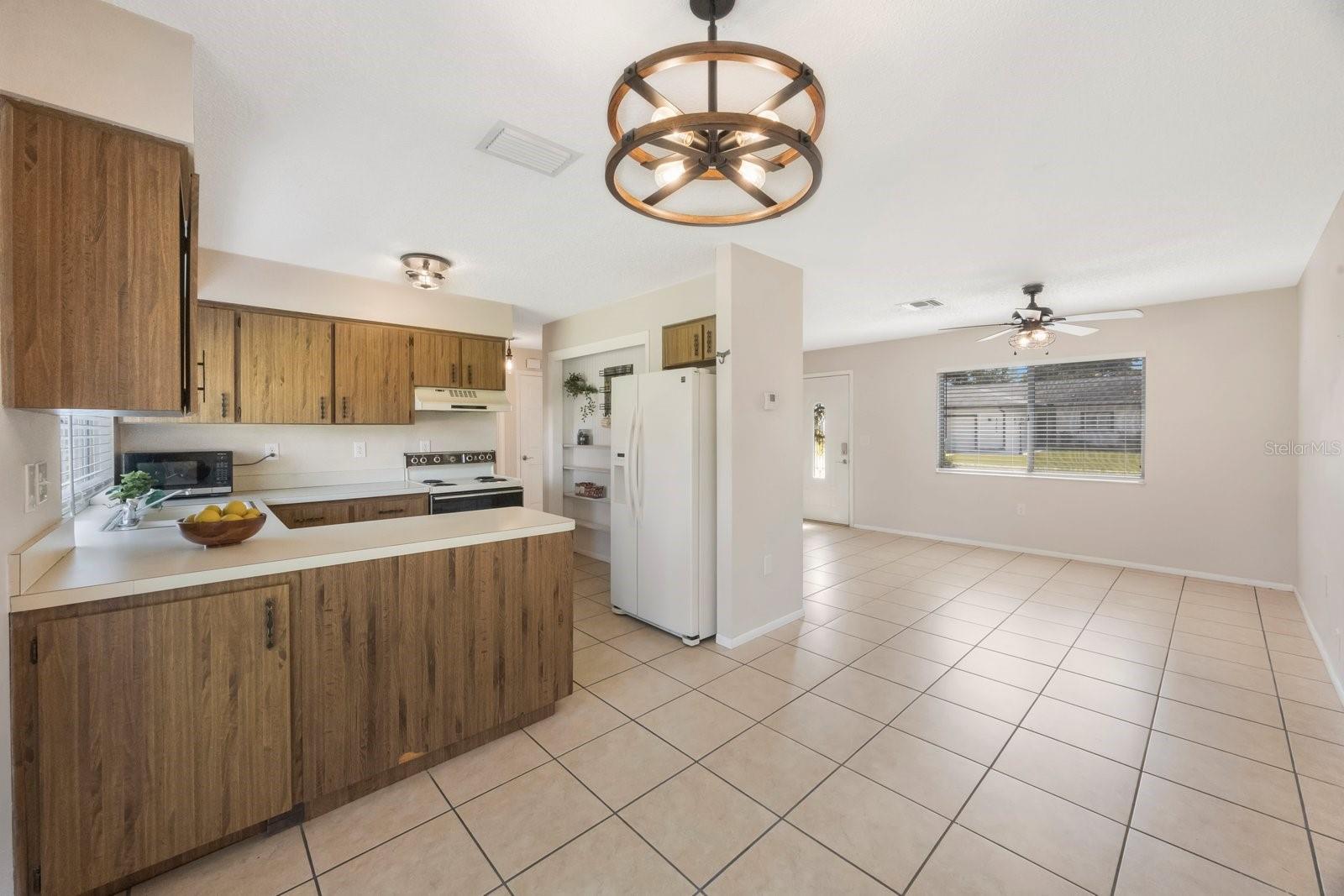 Listing photo id 7 for 1722 Groveleaf Avenue