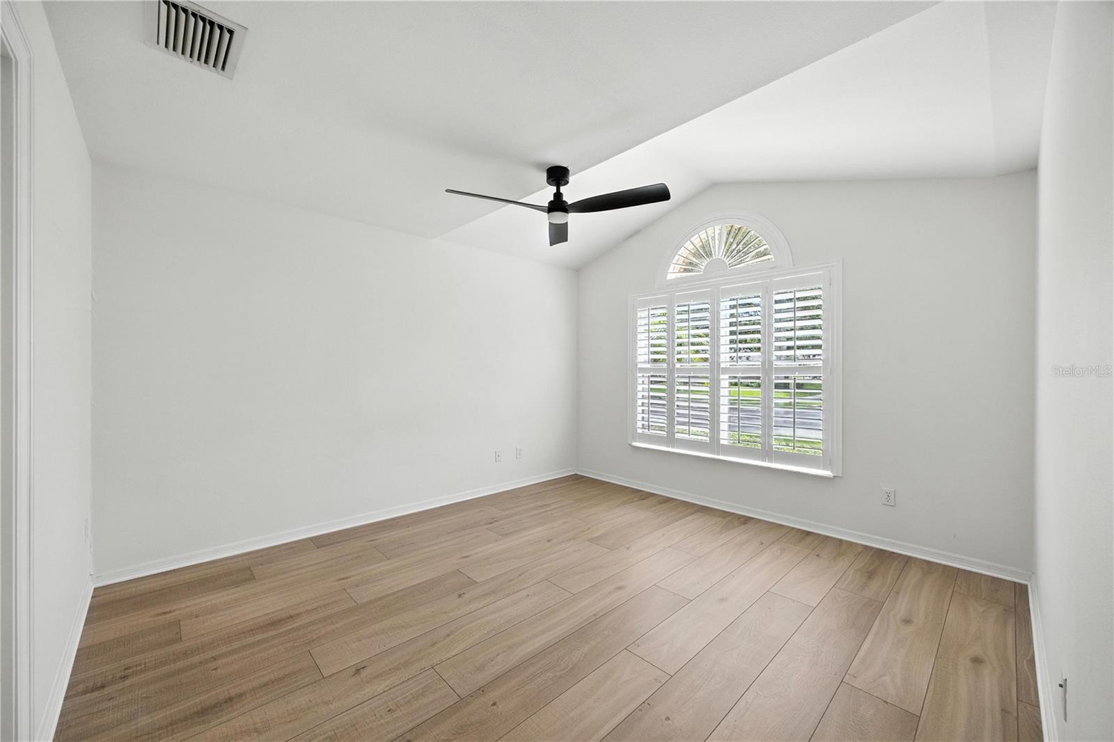 Listing photo id 32 for 17515 Edinburgh Drive