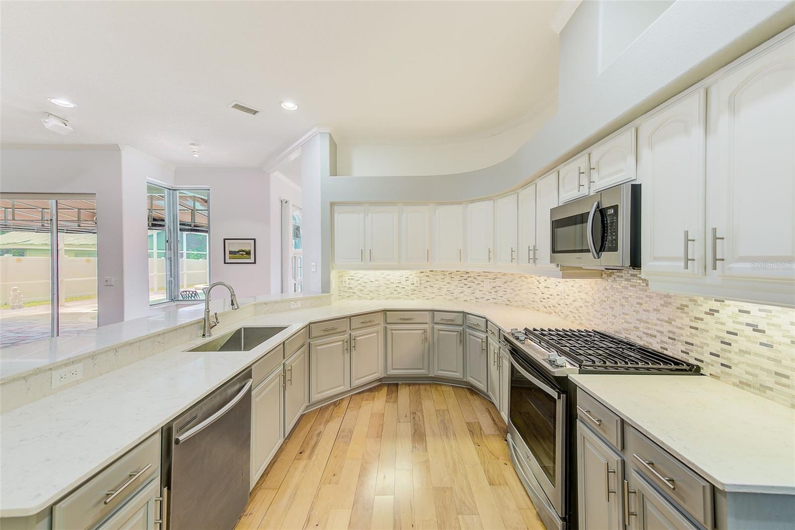 Listing photo id 9 for 13510 Oak Run Court
