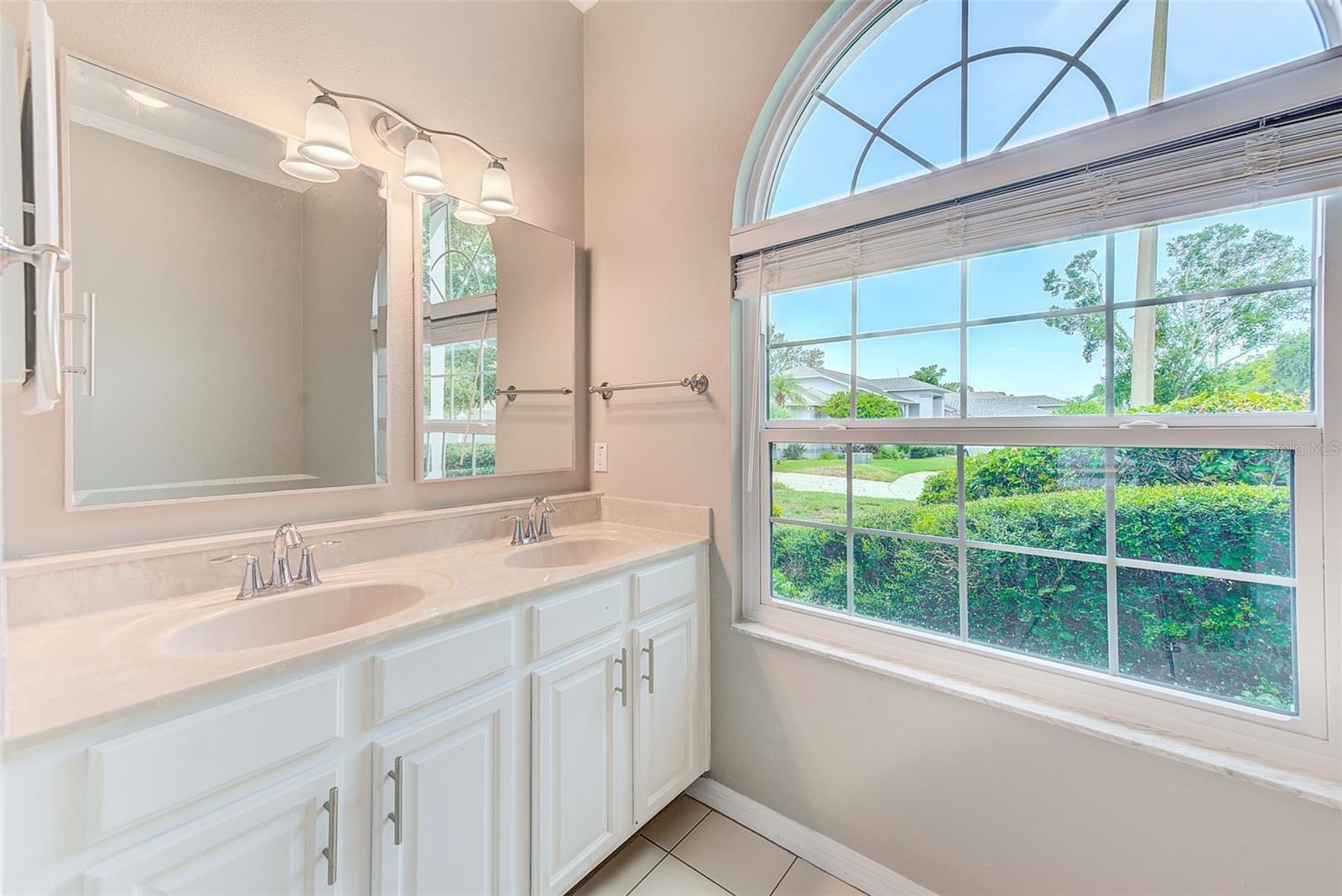 Listing photo id 15 for 13510 Oak Run Court