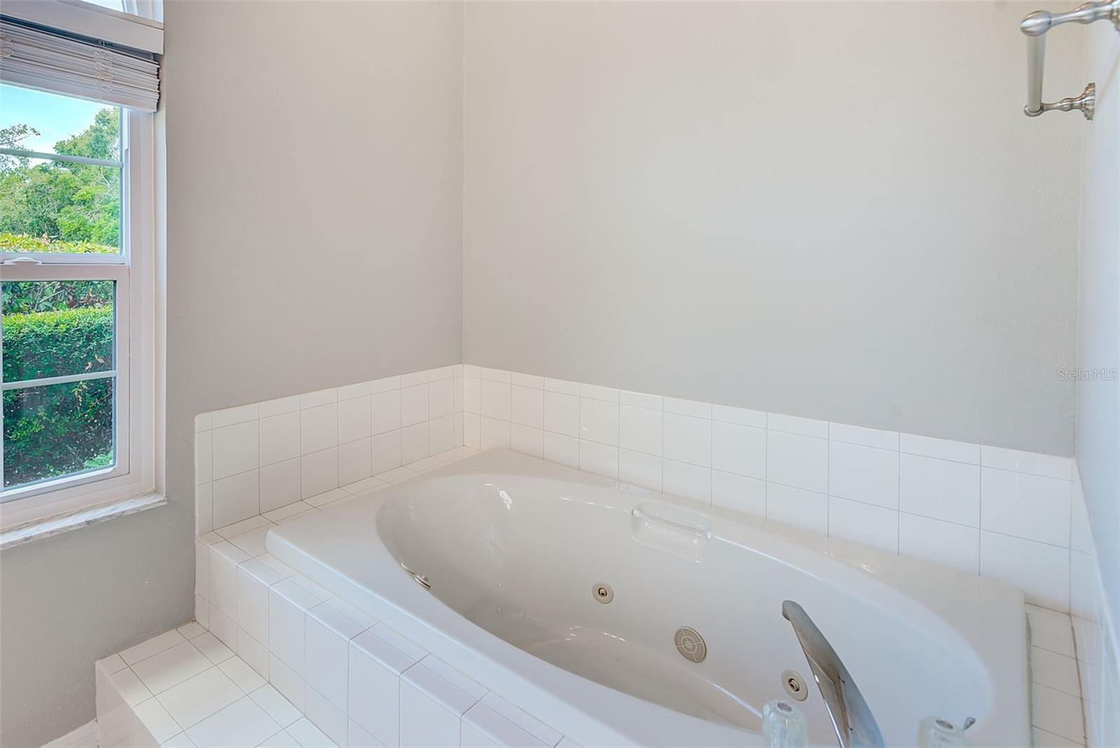 Listing photo id 16 for 13510 Oak Run Court