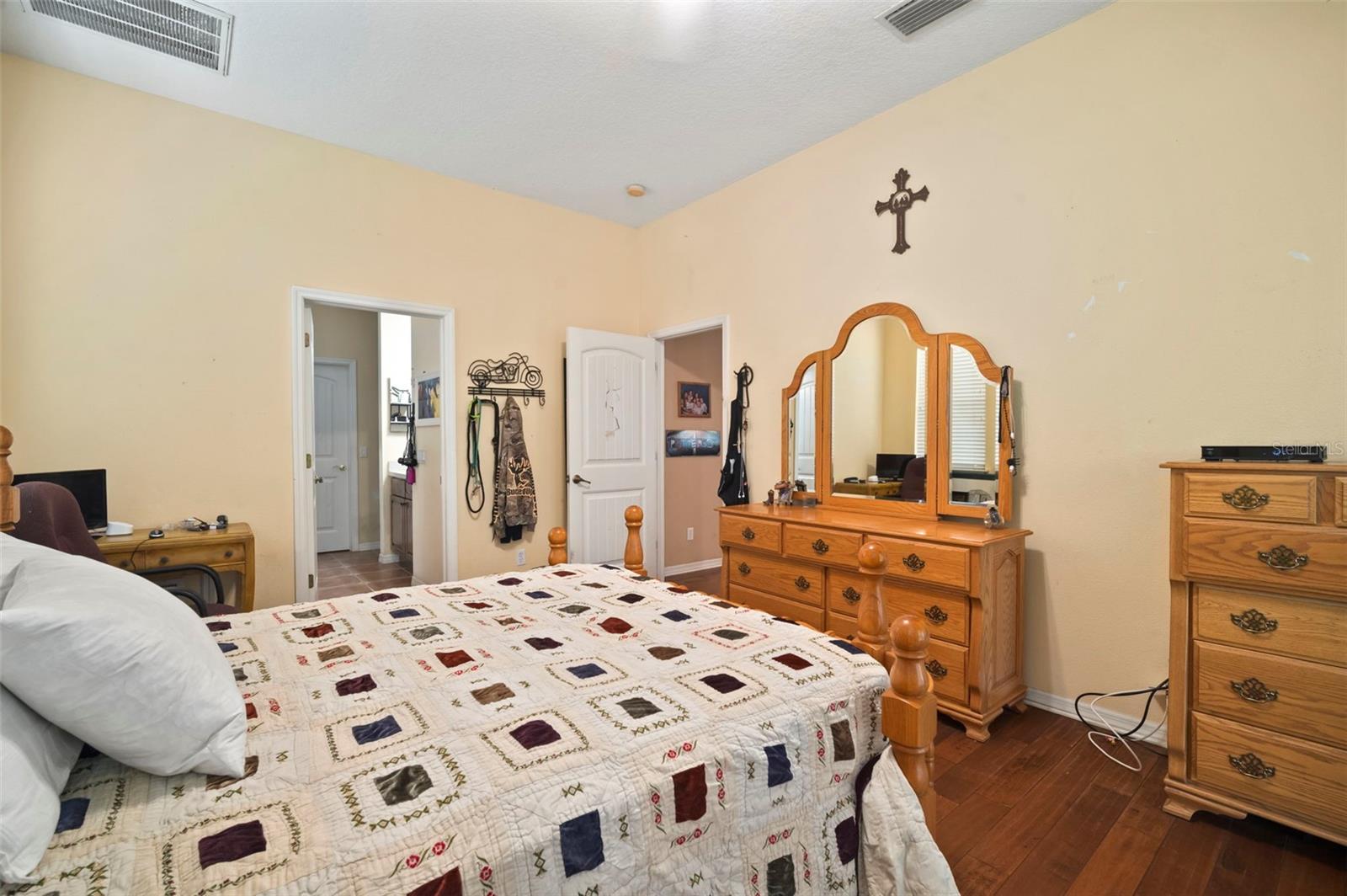 Listing photo id 17 for 1934 Rowland Drive