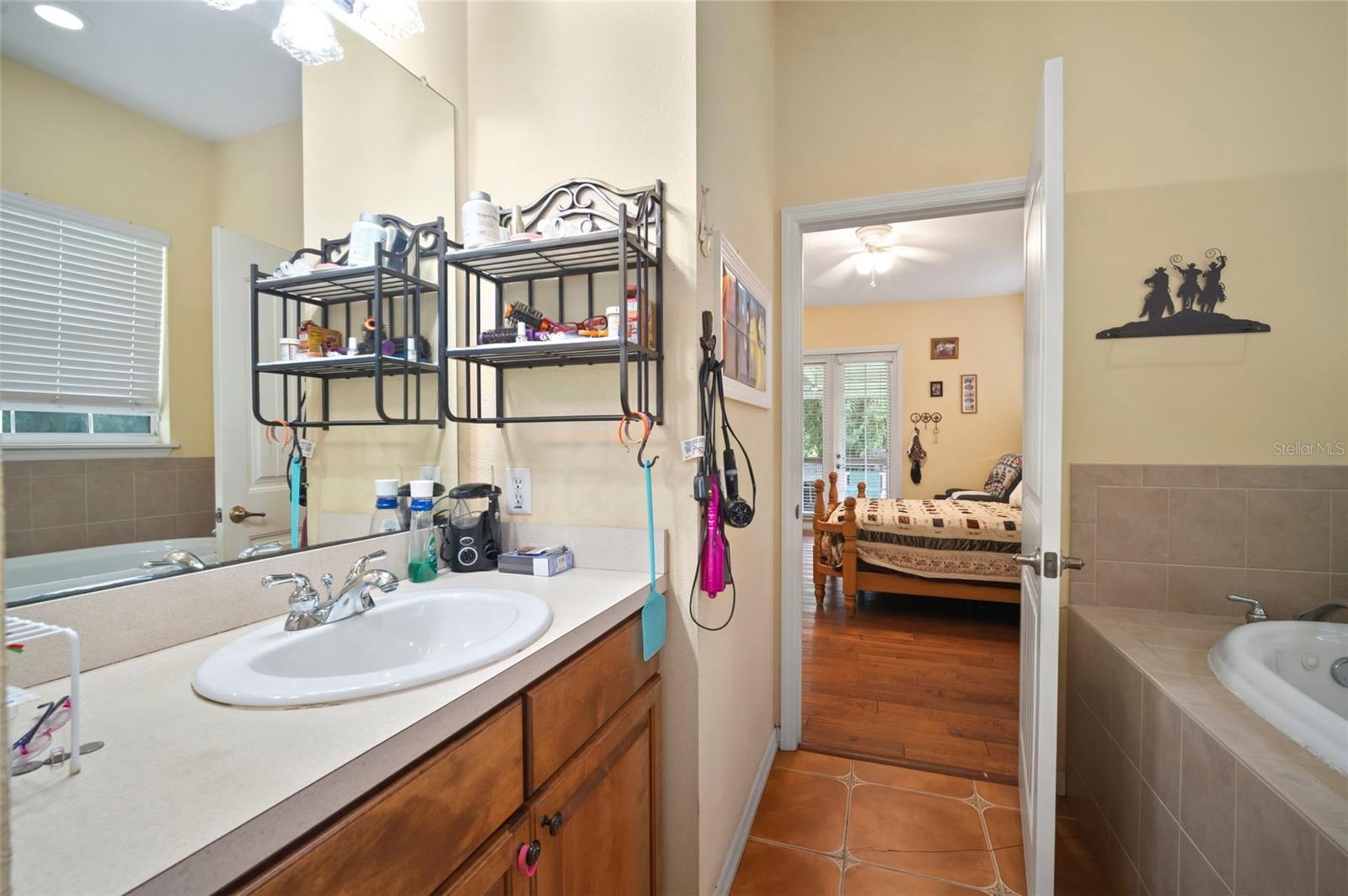 Listing photo id 18 for 1934 Rowland Drive