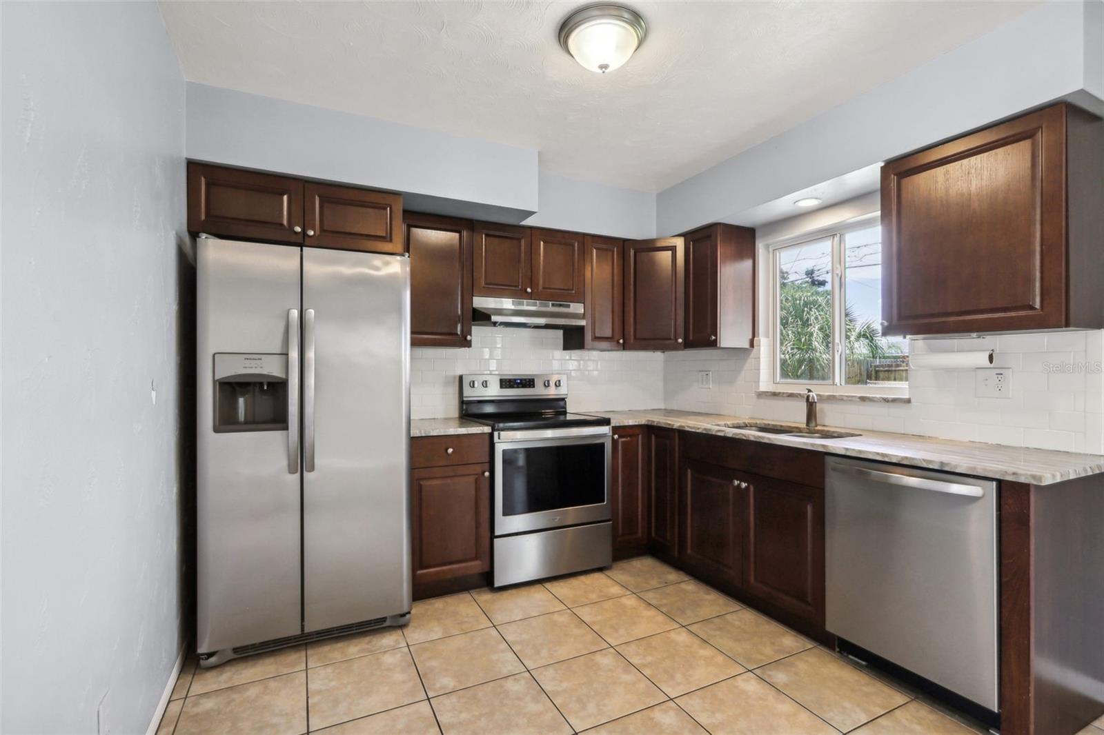Image 2 of 31 For 992 20th Street Sw