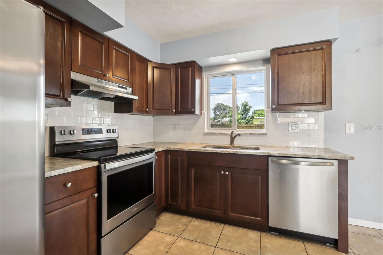 Image 3 of 31 For 992 20th Street Sw