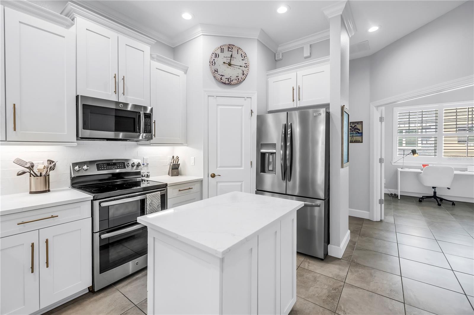 Image 11 of 49 For 6024 Anchorage Way S