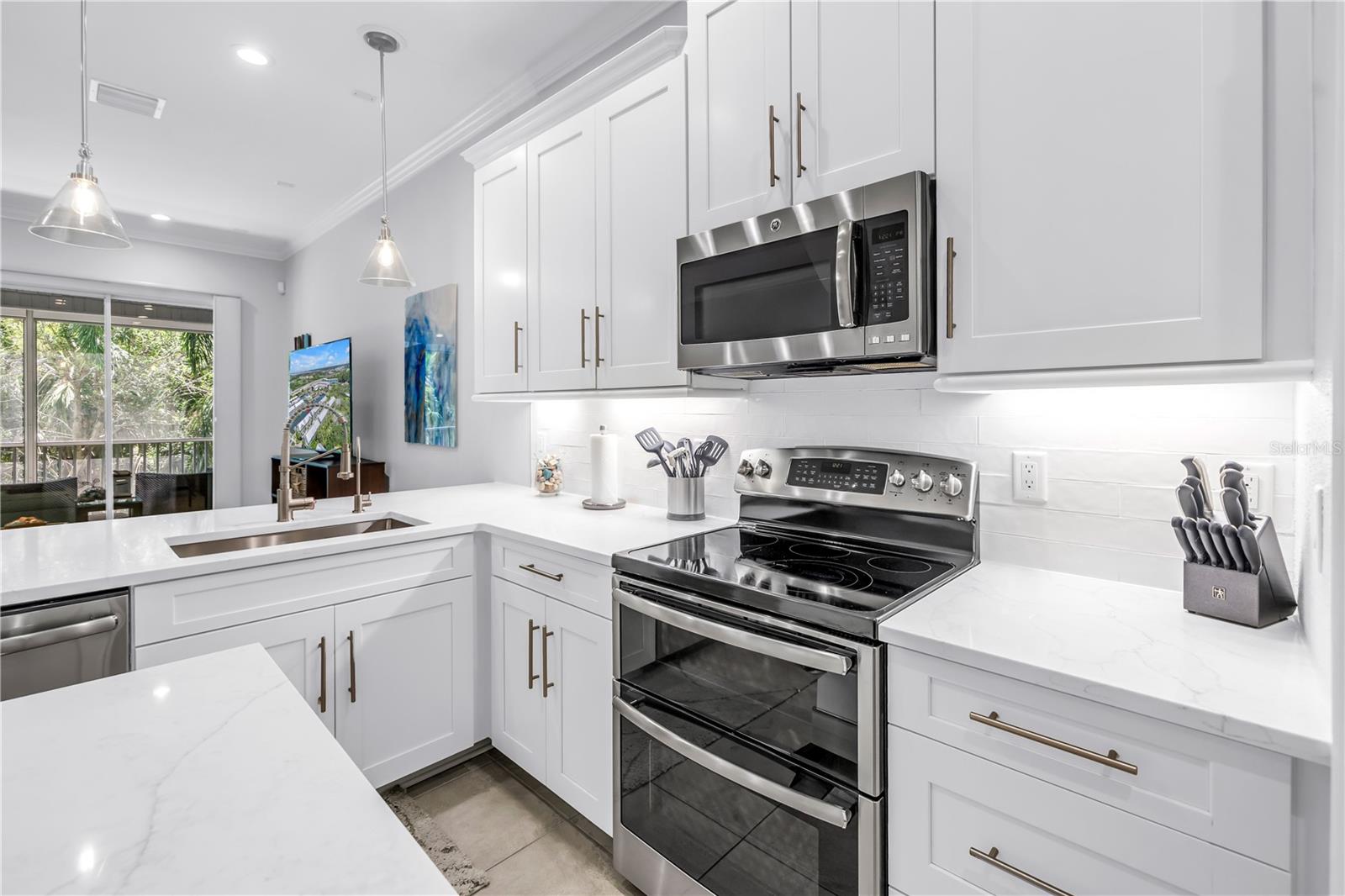 Image 12 of 49 For 6024 Anchorage Way S