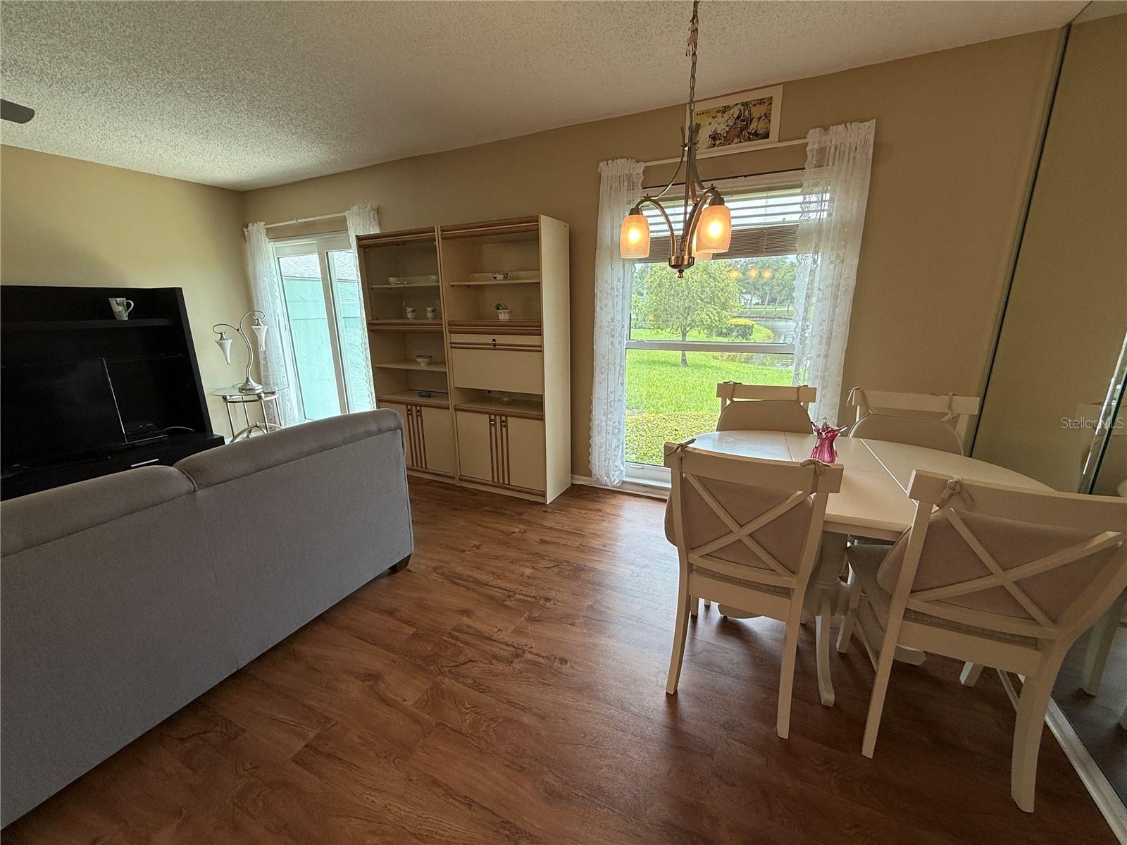 Listing photo id 9 for 2722 Sherbrooke Lane D