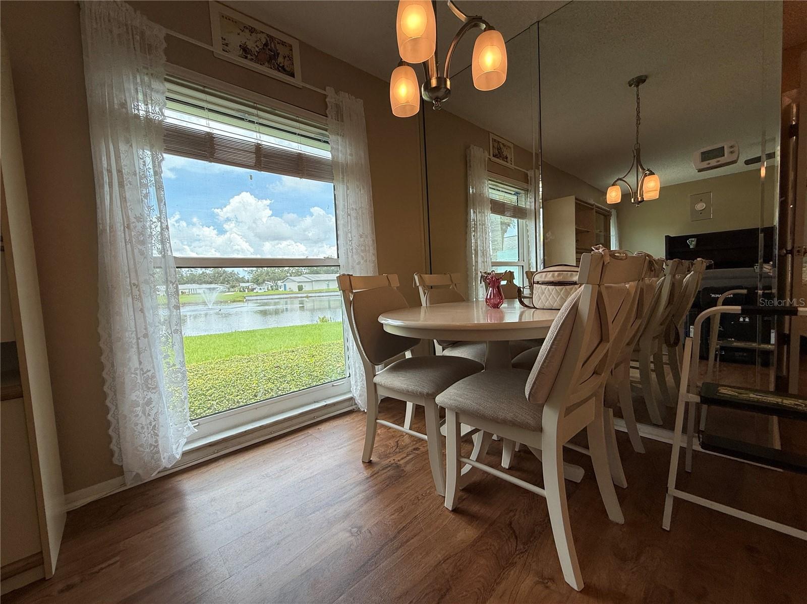 Listing photo id 12 for 2722 Sherbrooke Lane D