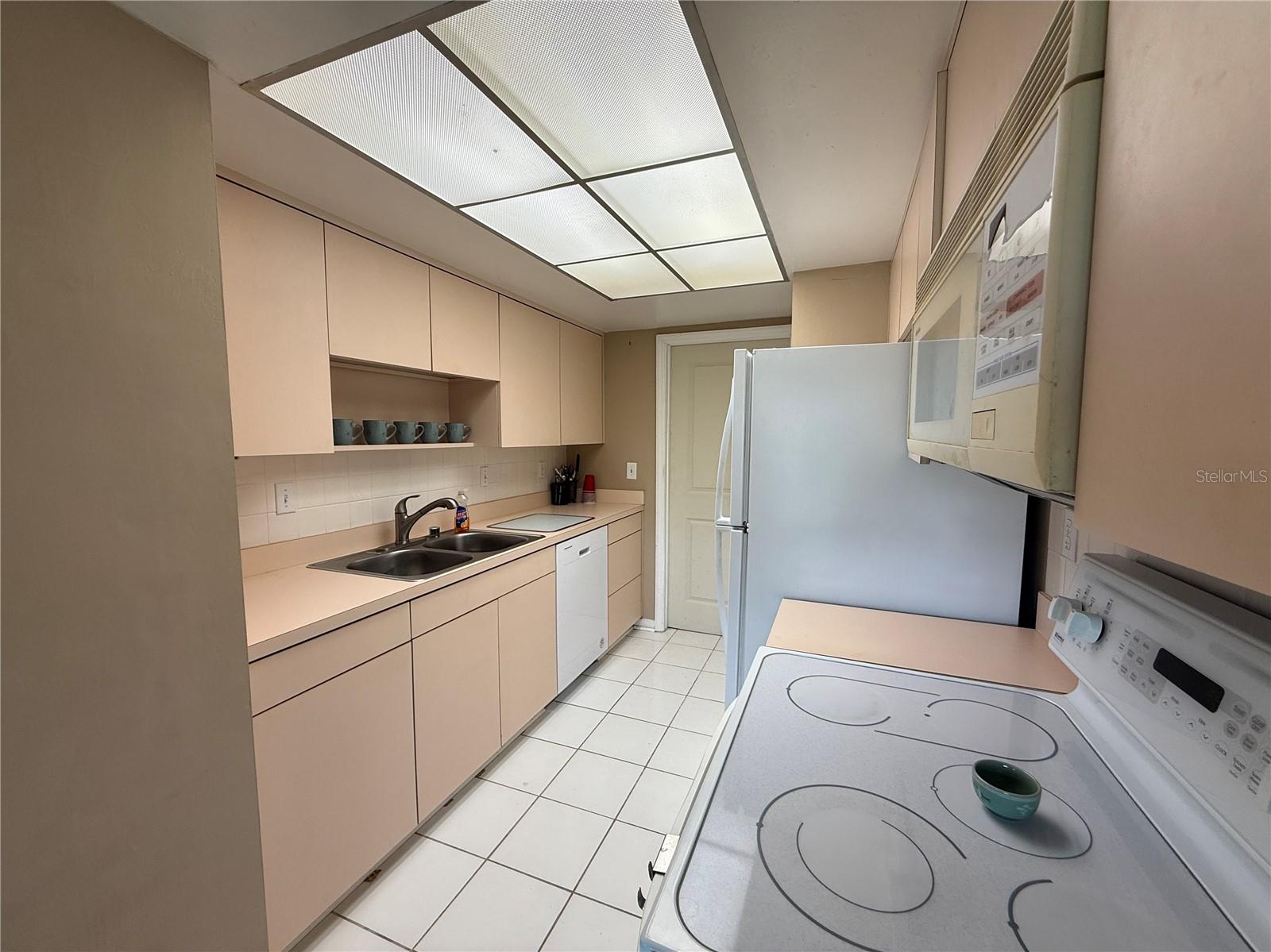 Listing photo id 17 for 2722 Sherbrooke Lane D