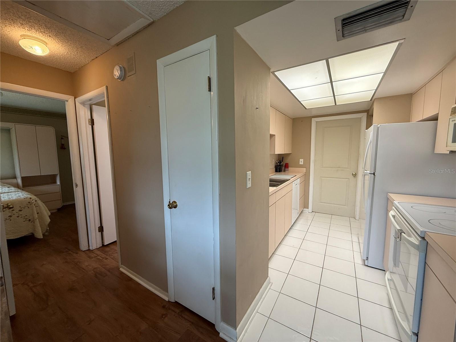 Listing photo id 18 for 2722 Sherbrooke Lane D