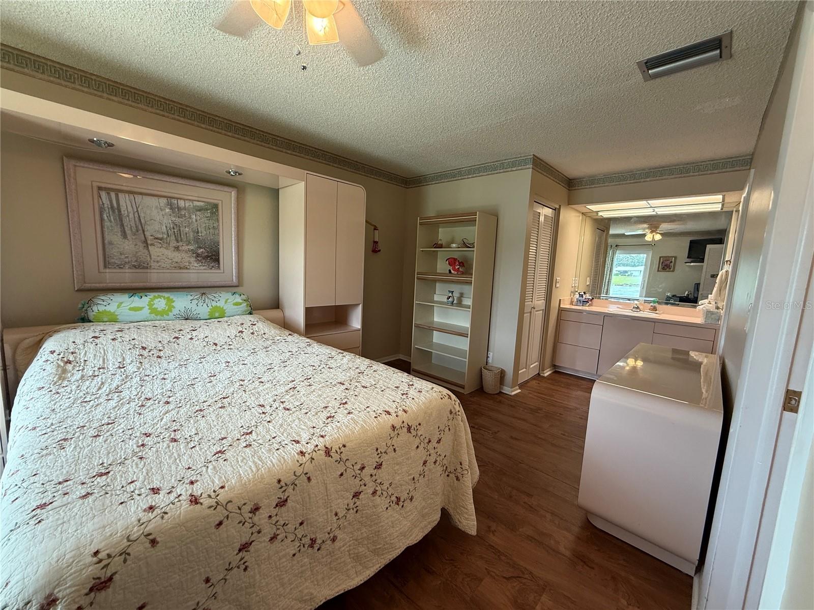 Listing photo id 20 for 2722 Sherbrooke Lane D