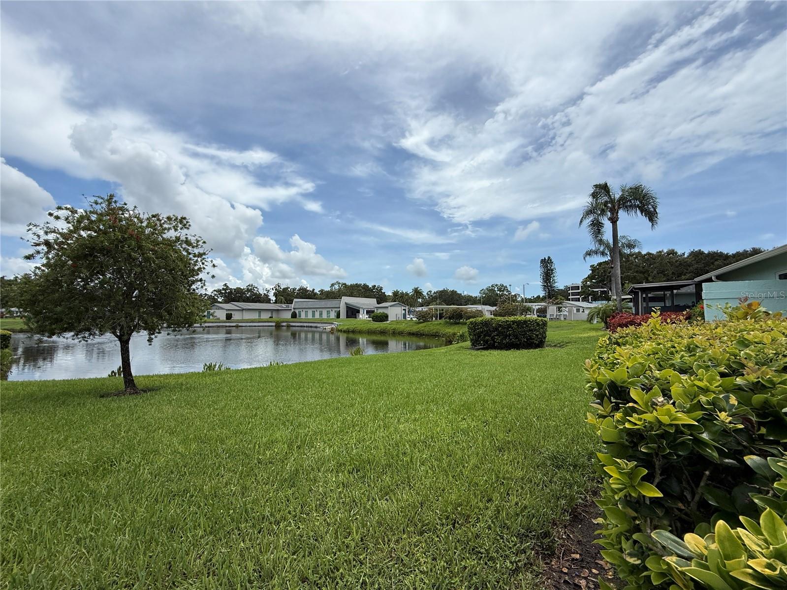 Listing photo id 35 for 2722 Sherbrooke Lane D