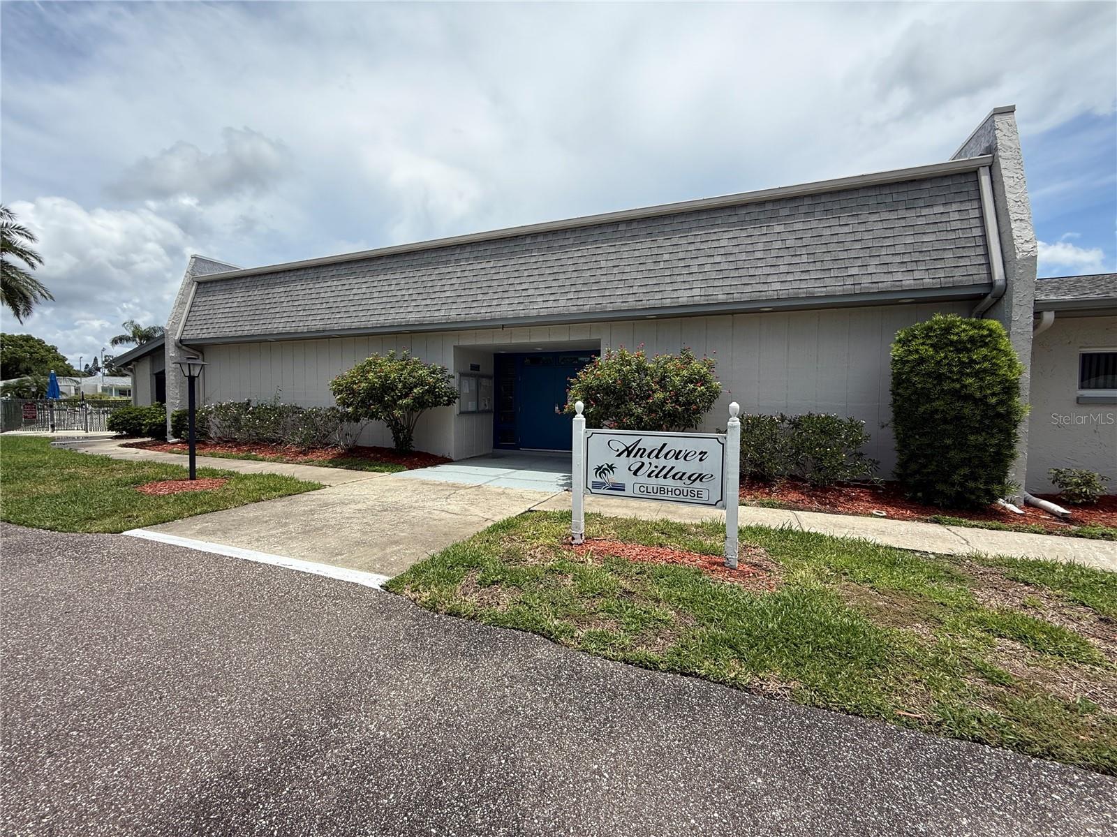 Listing photo id 43 for 2722 Sherbrooke Lane D
