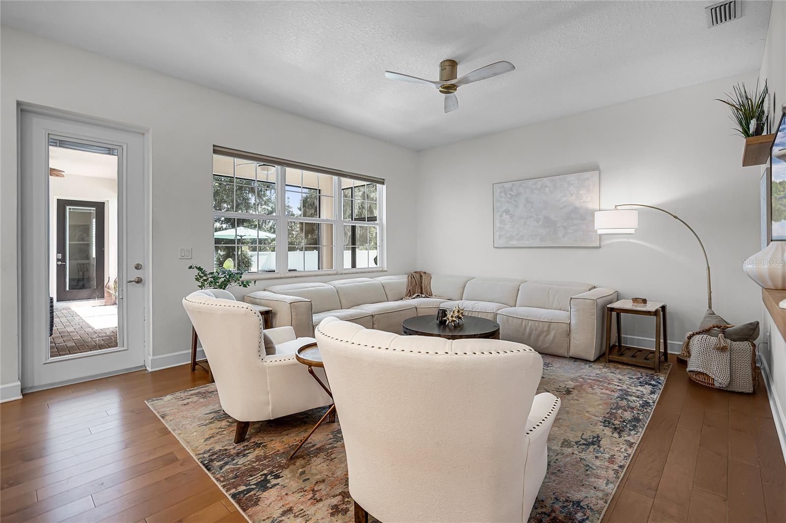 Listing photo id 15 for 926 John Cressler Drive