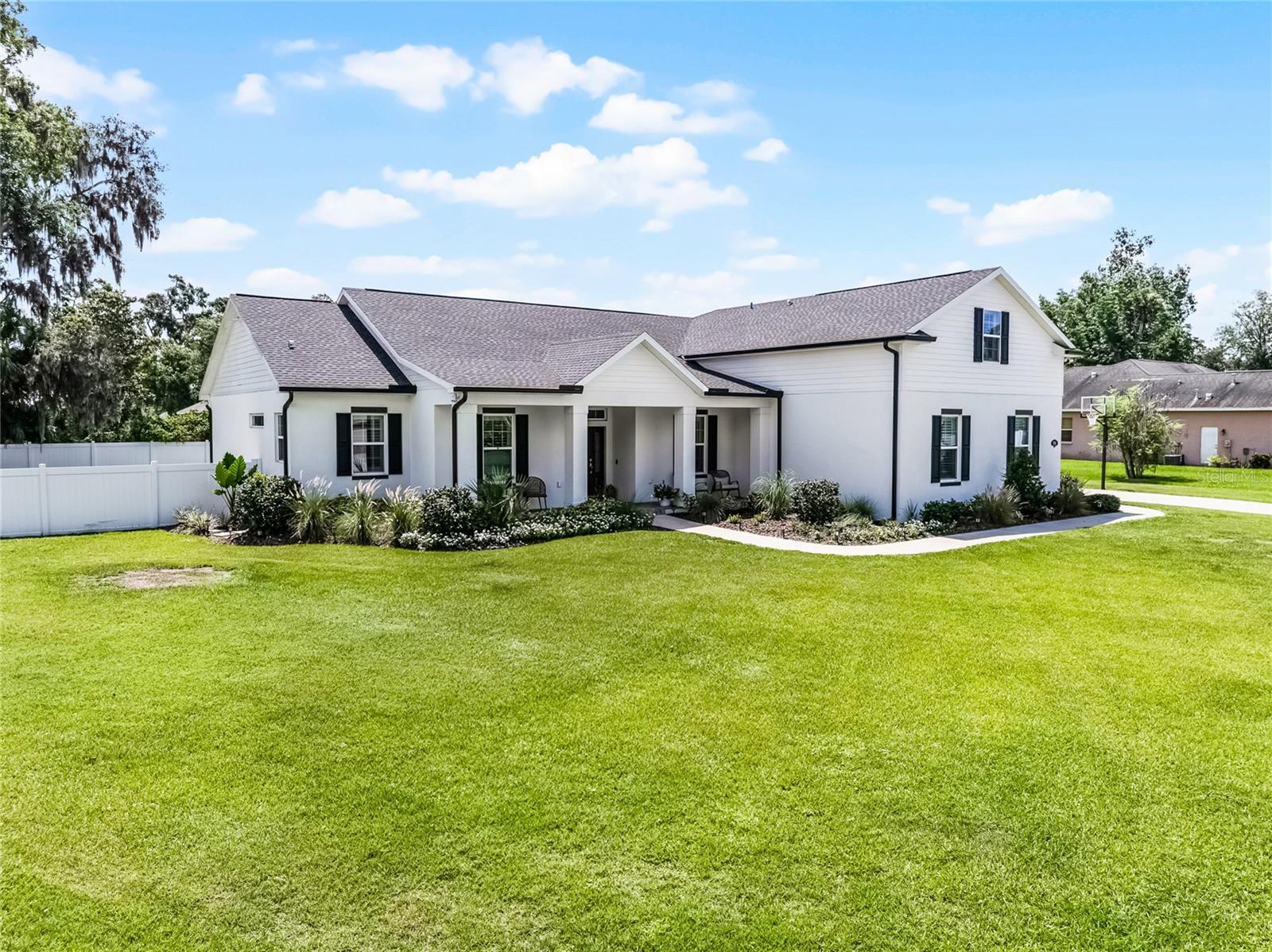 Listing photo id 2 for 926 John Cressler Drive