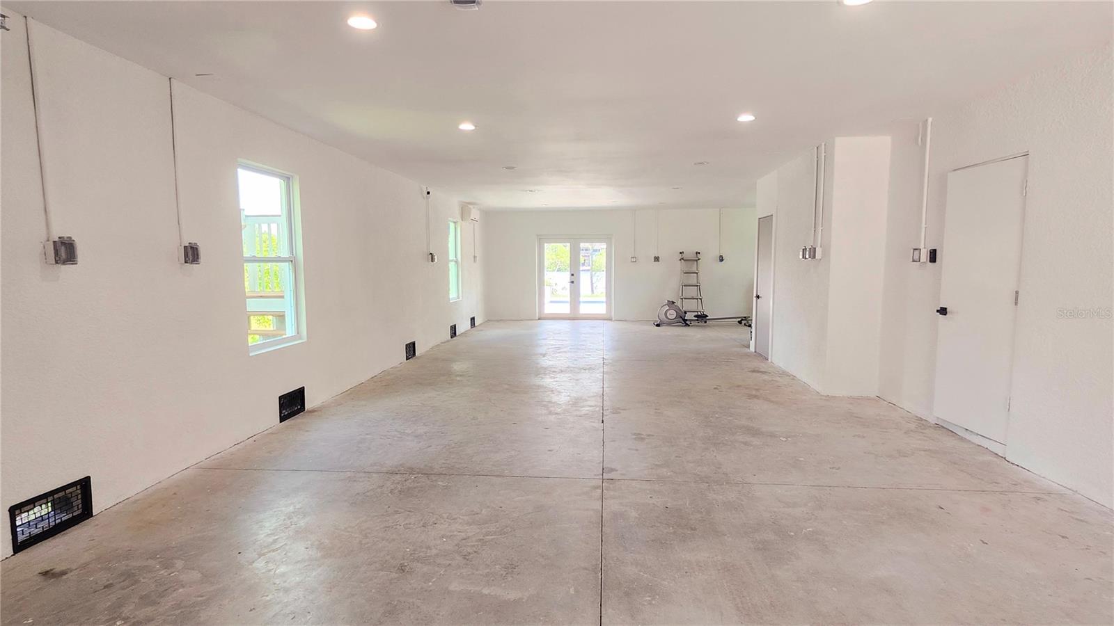Listing photo id 65 for 7609 Deedra Circle
