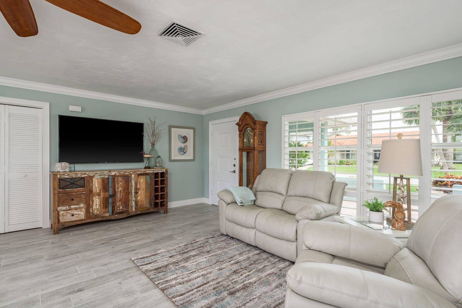 Listing photo id 9 for 3301 Seaway Drive