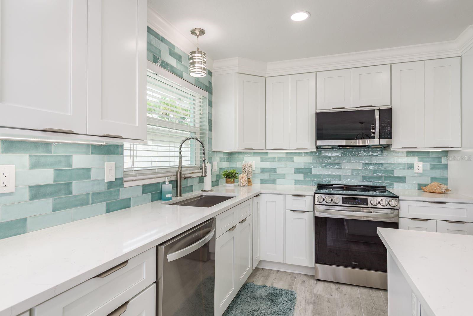 Listing photo id 12 for 3301 Seaway Drive
