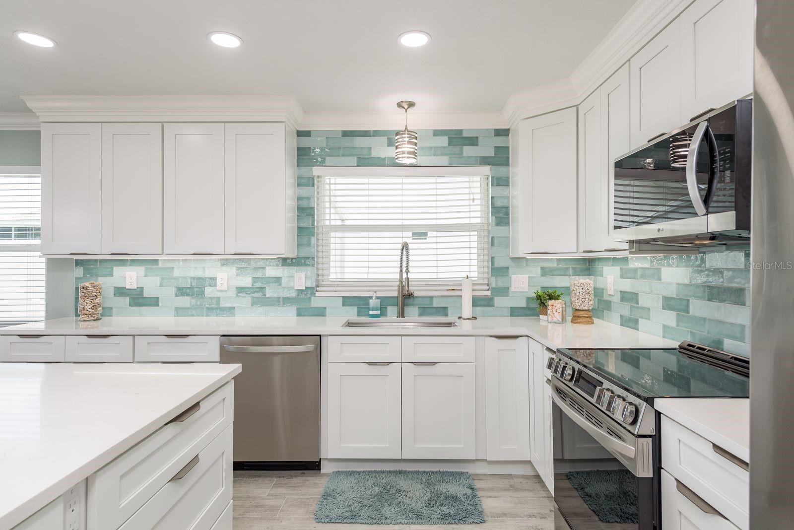 Listing photo id 13 for 3301 Seaway Drive