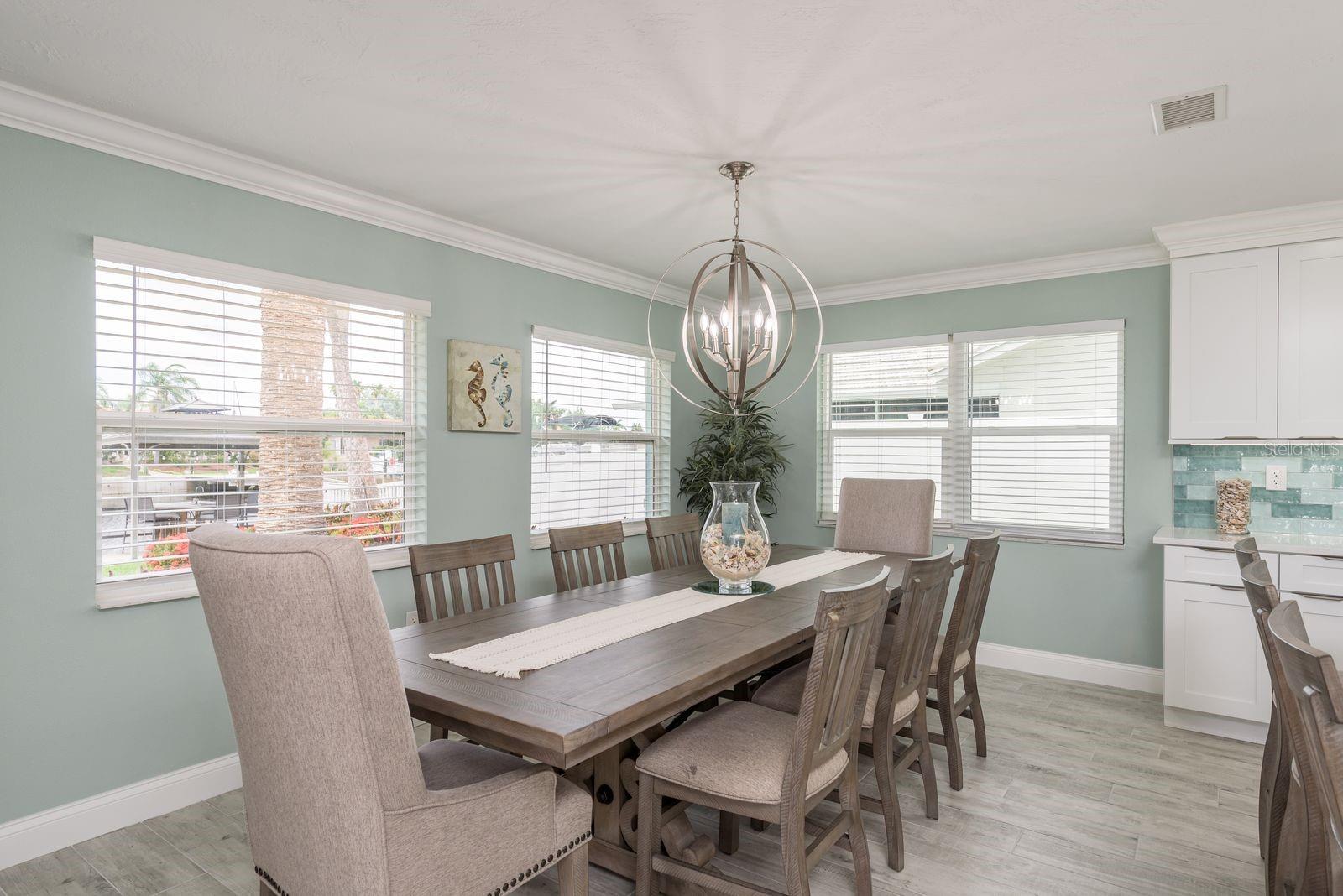 Listing photo id 14 for 3301 Seaway Drive