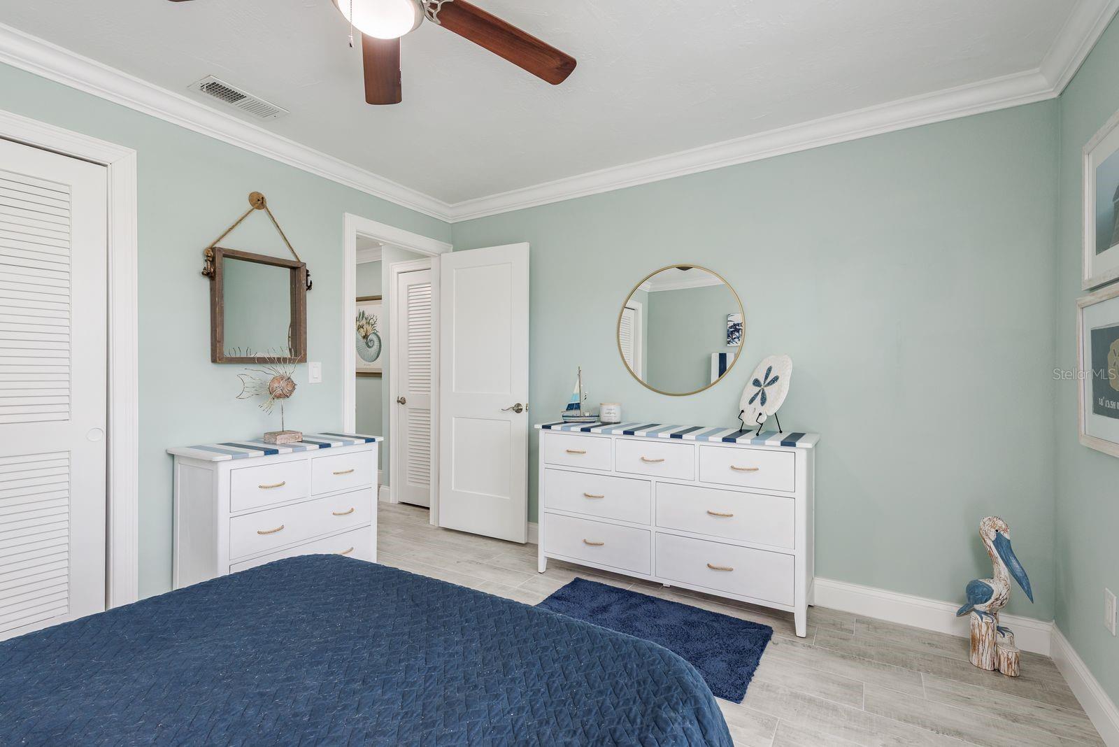 Listing photo id 21 for 3301 Seaway Drive