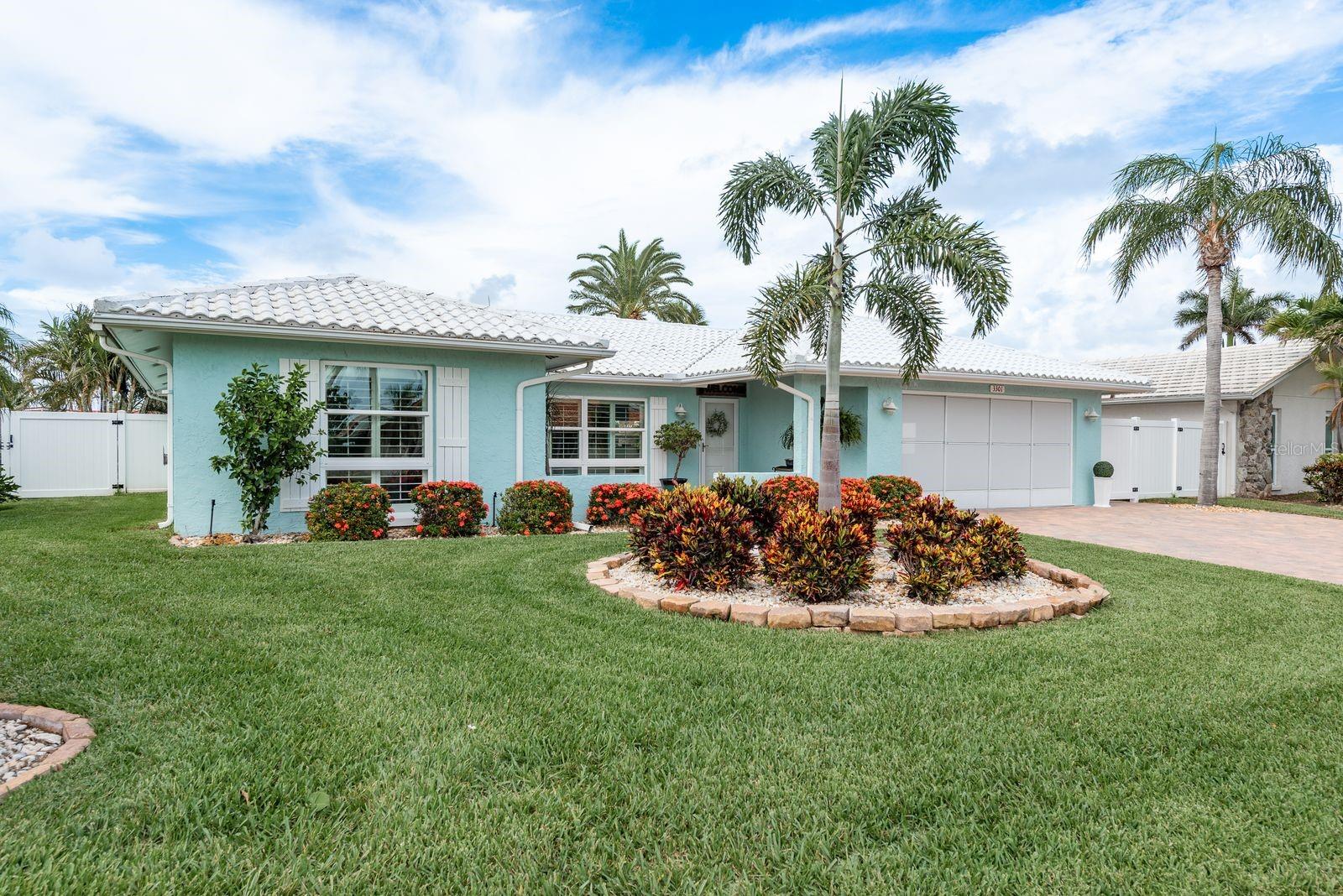 Listing photo id 1 for 3301 Seaway Drive