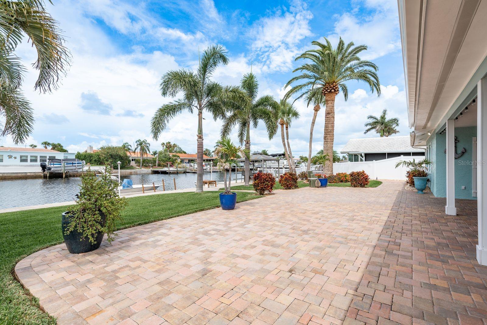Listing photo id 28 for 3301 Seaway Drive