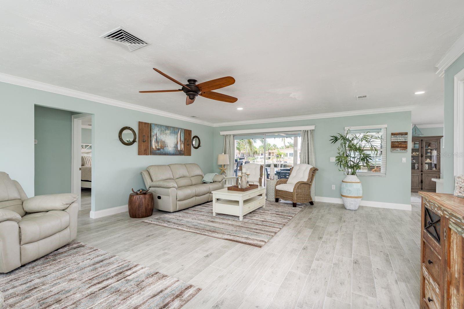 Listing photo id 4 for 3301 Seaway Drive