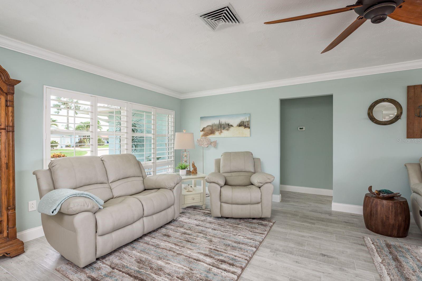 Listing photo id 6 for 3301 Seaway Drive