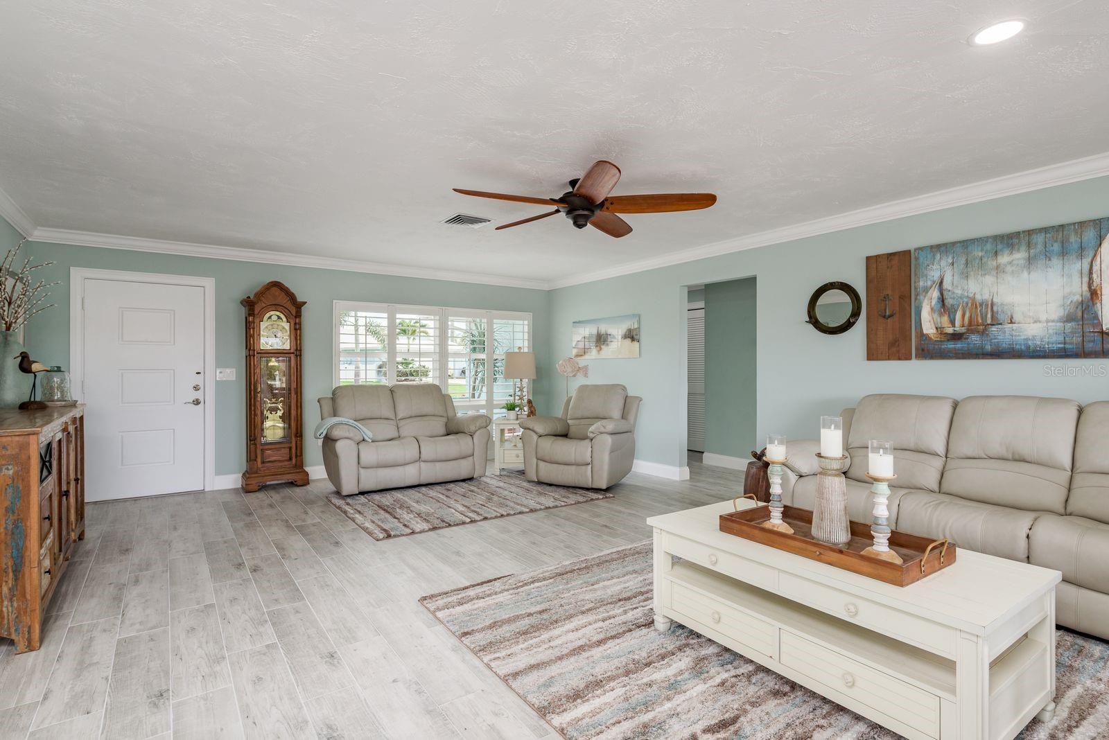 Listing photo id 7 for 3301 Seaway Drive