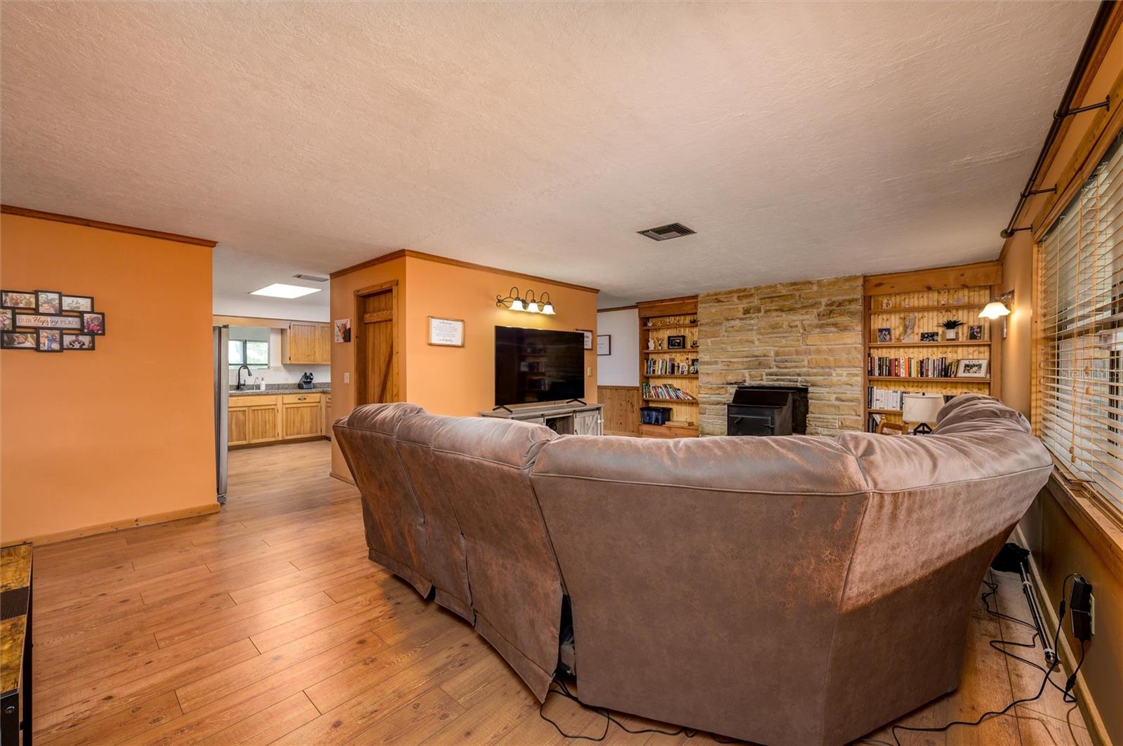 Listing photo id 10 for 9660 Matsonford Avenue