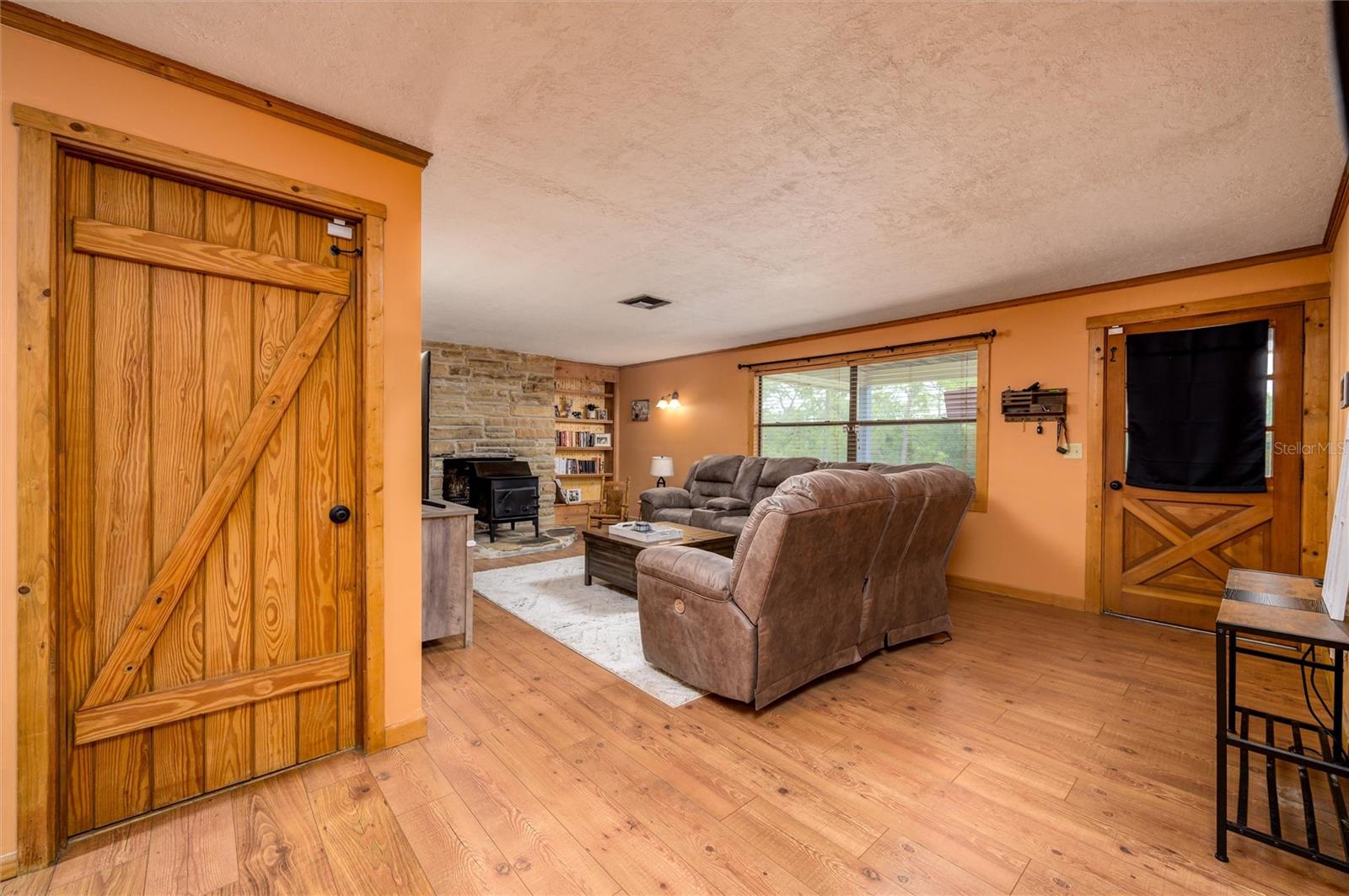 Listing photo id 11 for 9660 Matsonford Avenue