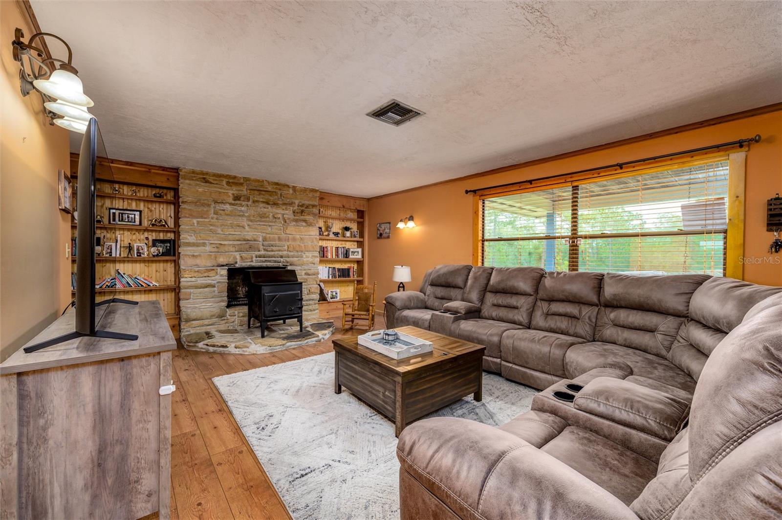 Listing photo id 12 for 9660 Matsonford Avenue