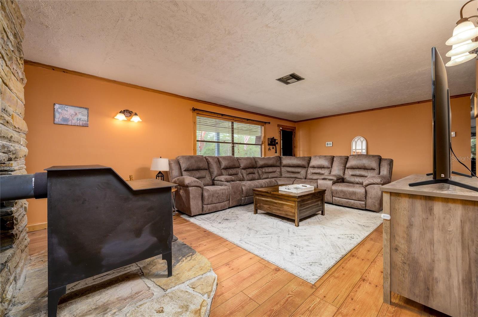 Listing photo id 13 for 9660 Matsonford Avenue