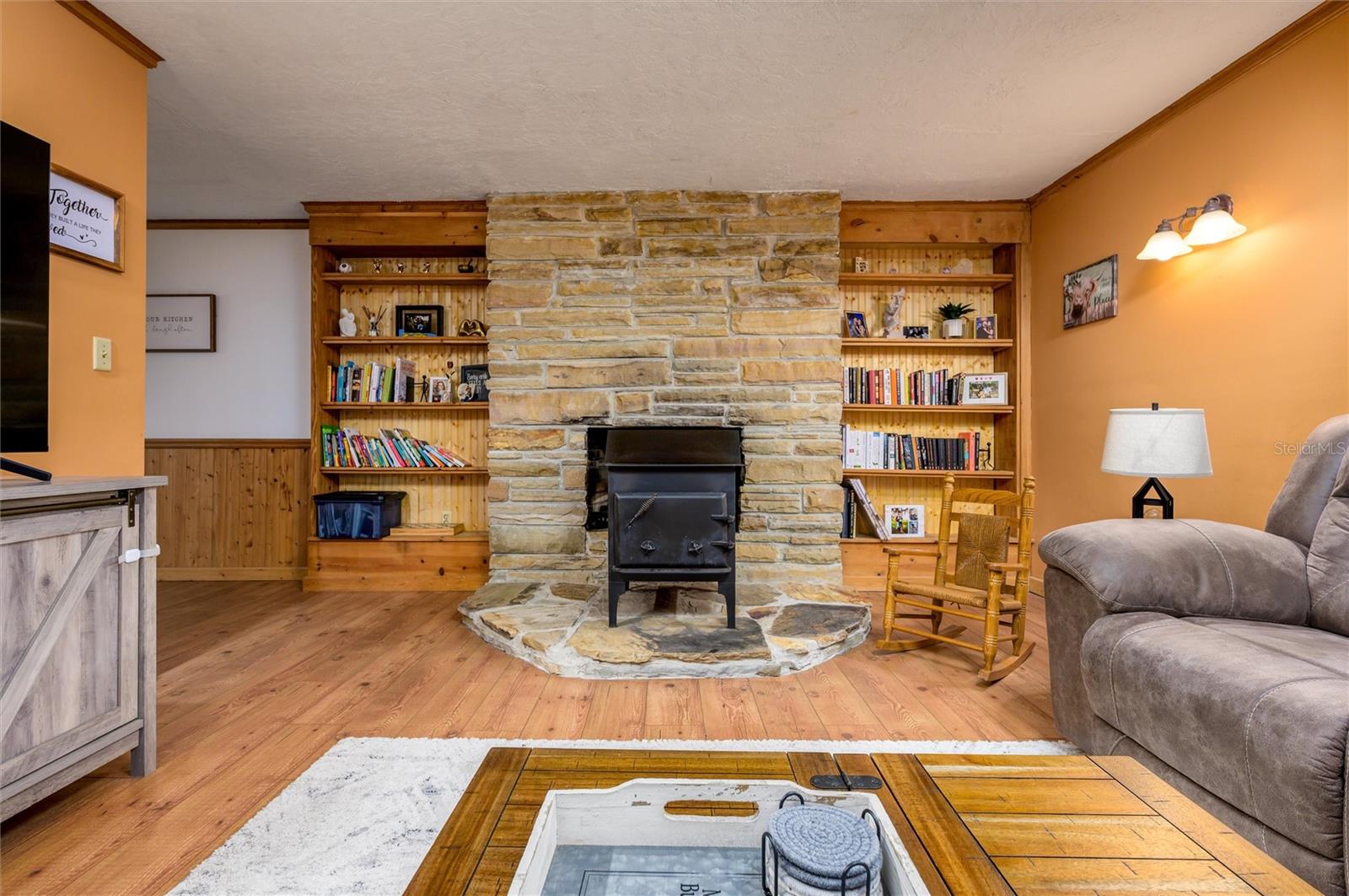 Listing photo id 15 for 9660 Matsonford Avenue