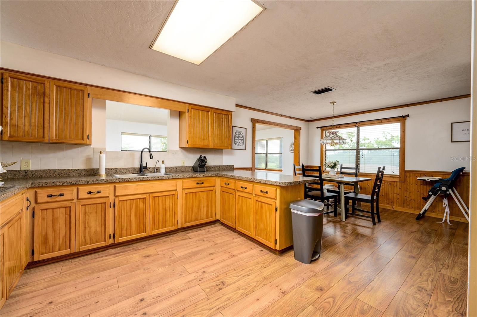 Listing photo id 17 for 9660 Matsonford Avenue