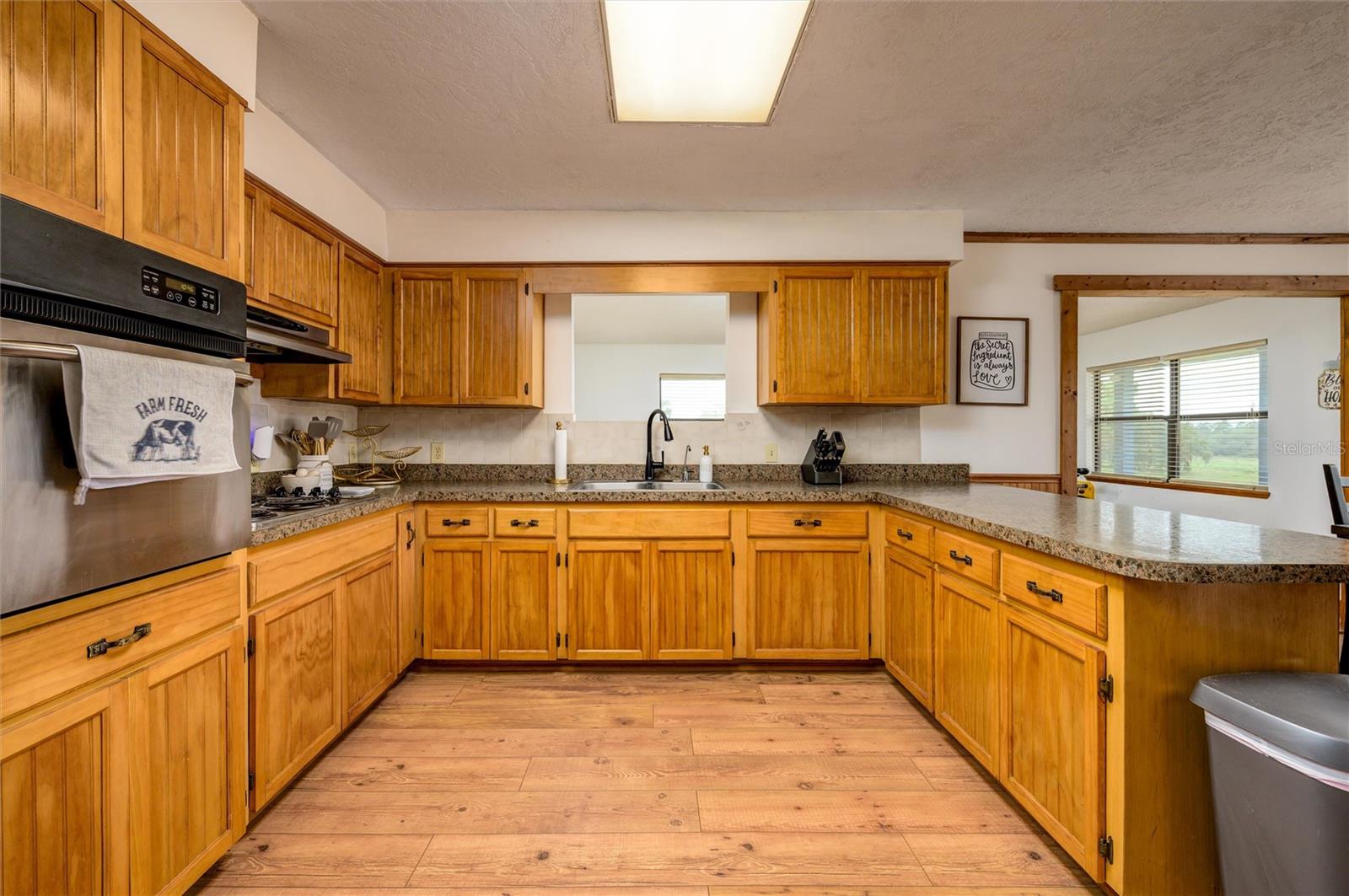 Listing photo id 18 for 9660 Matsonford Avenue
