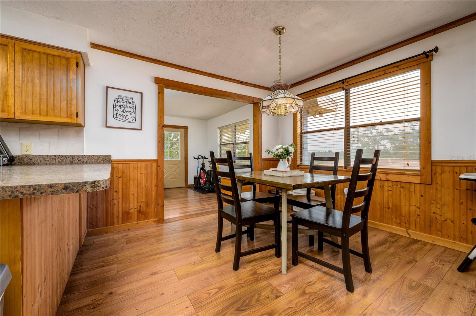 Listing photo id 19 for 9660 Matsonford Avenue